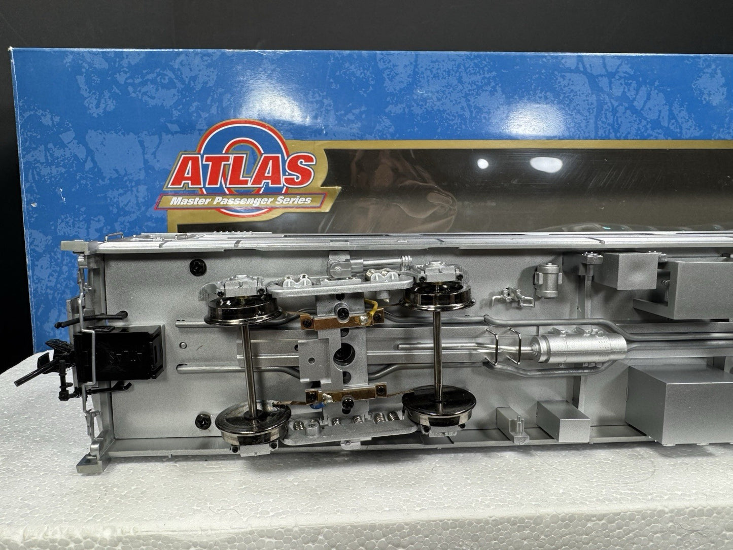 Atlas O 3002151-1 2-rail CB&Q California Zephyr 21" dome chair car #4716 LNIB11