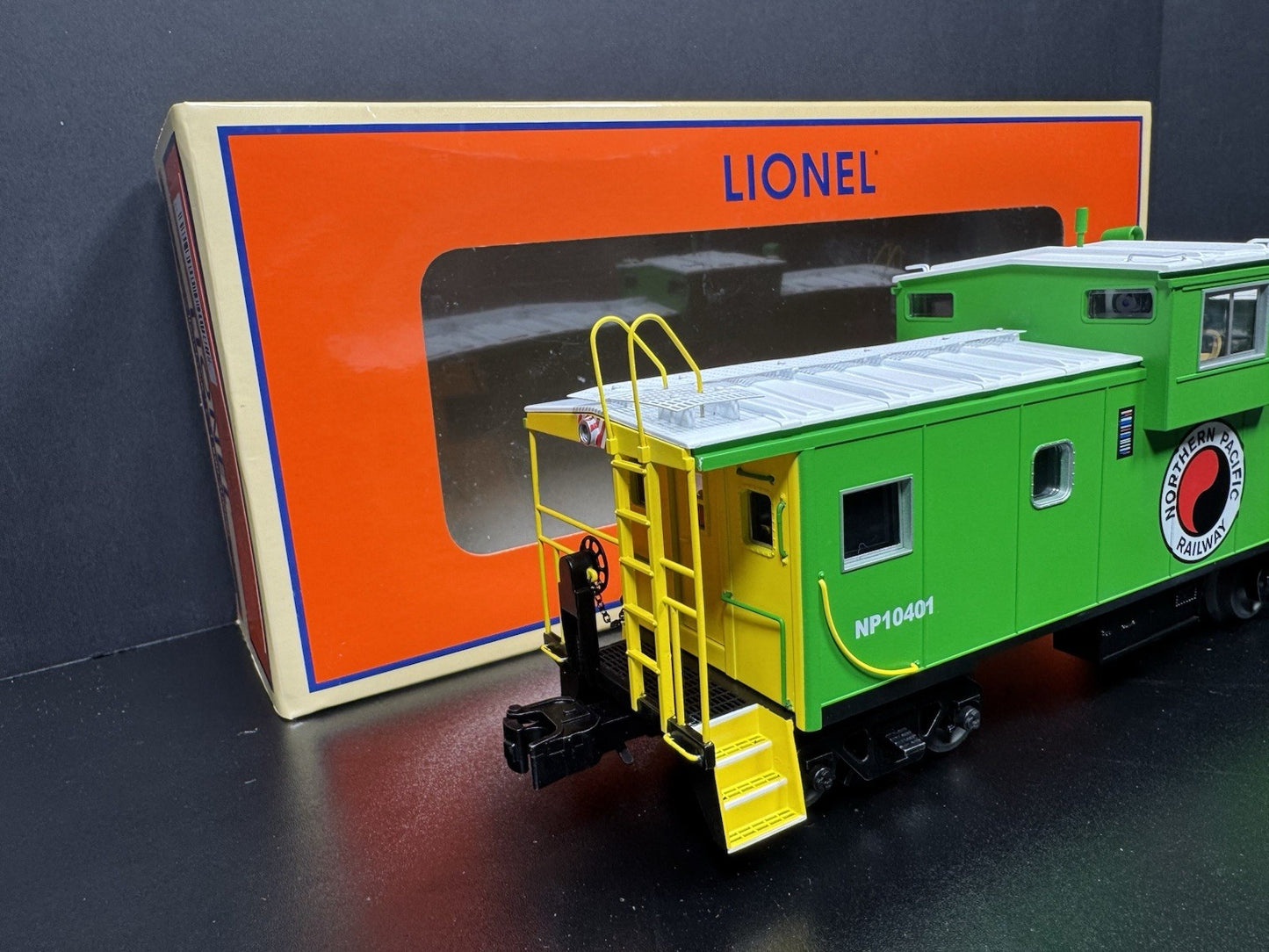 Lionel 2226170 Northern Pacific NP CupolaCam caboose #10401 LNIB5