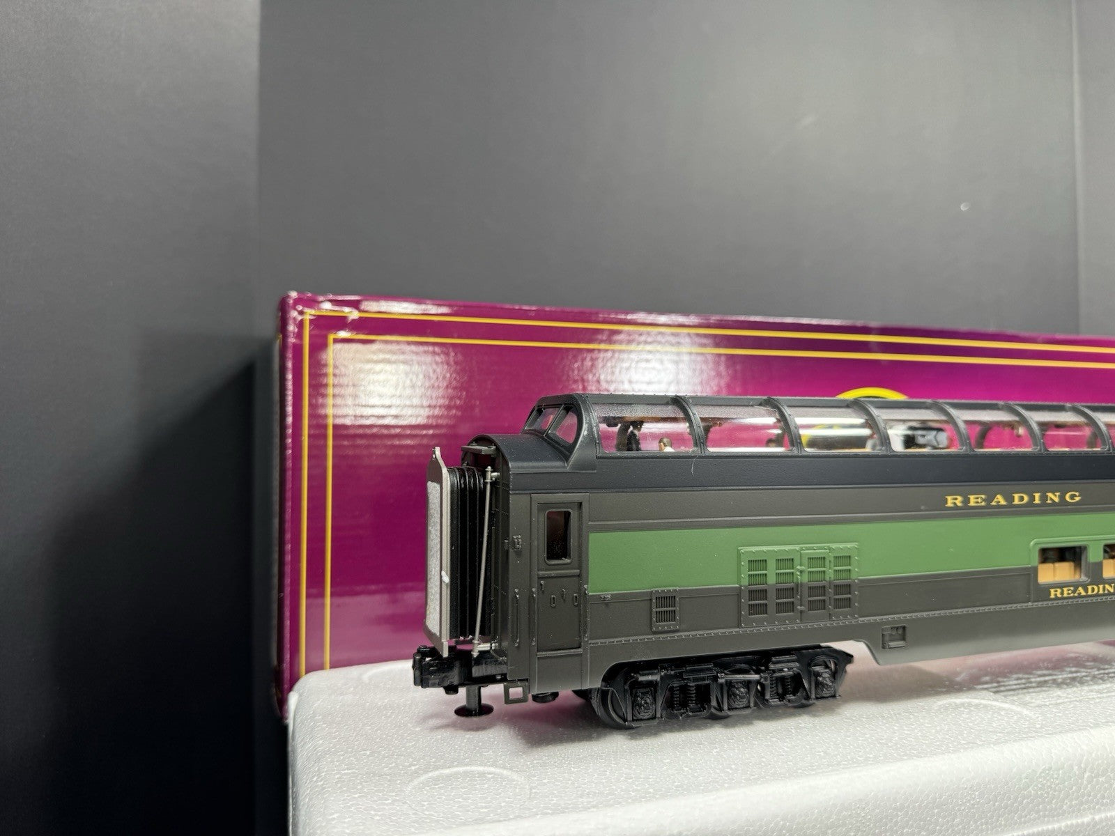MTH 20-64211 Reading 70' streamlined full-length vista dome passenger car LNIB1