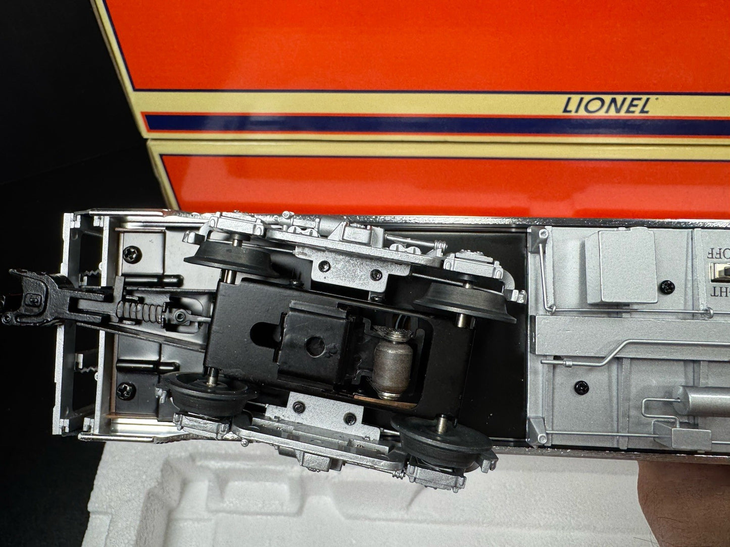 Lionel 6-81975  Southern Pacific SP 18" aluminum passenger 2-car set LNIB4