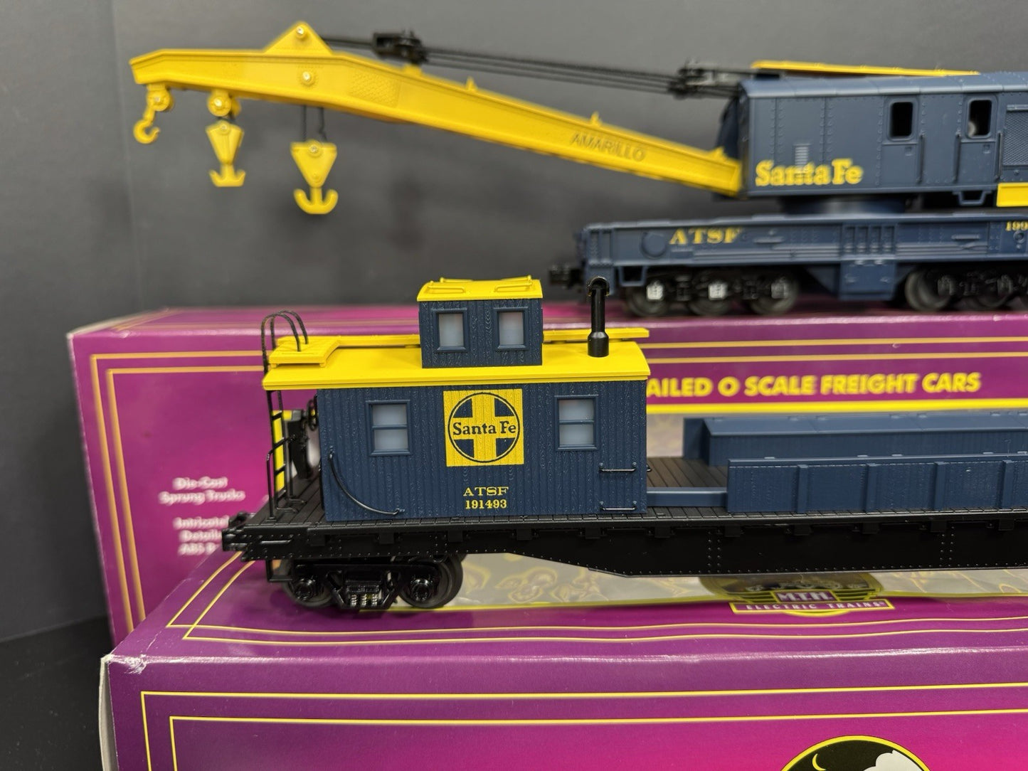 MTH 2098237 2098239 Santa Fe SF operating crane & boom tender set LNIB4