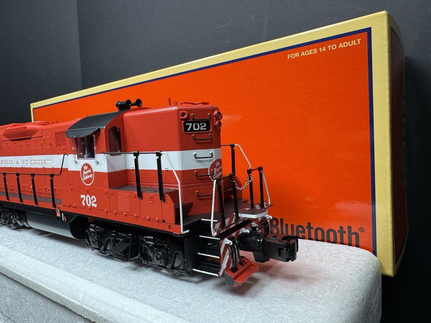 Lionel LEGACY 2433381 Minneapolis & St Louis GP9 diesel engine #702 LNIB9