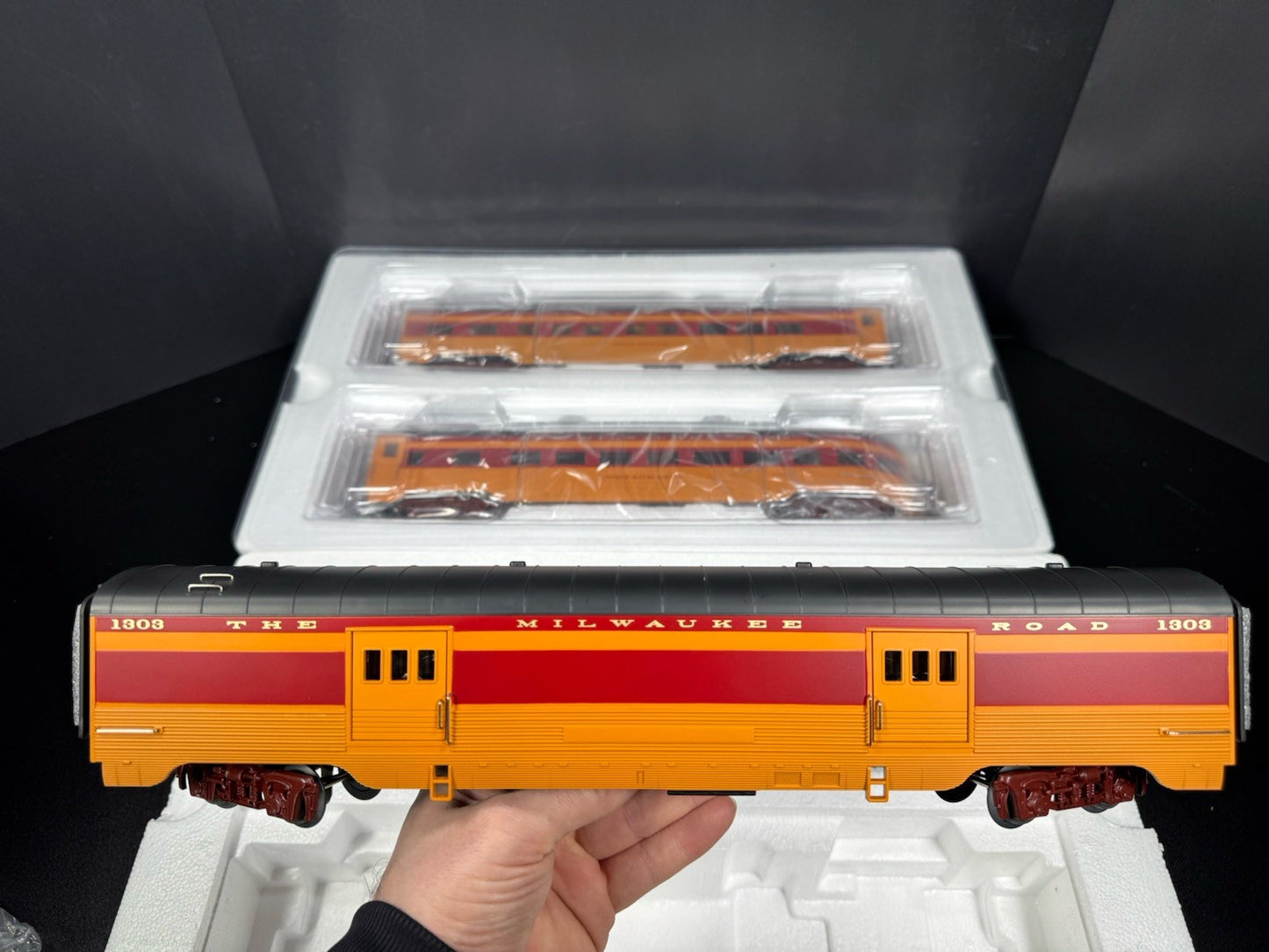 MTH RailKing 30-67859 Milwaukee Road 60’ streamlined passenger 4-car set LNIB4