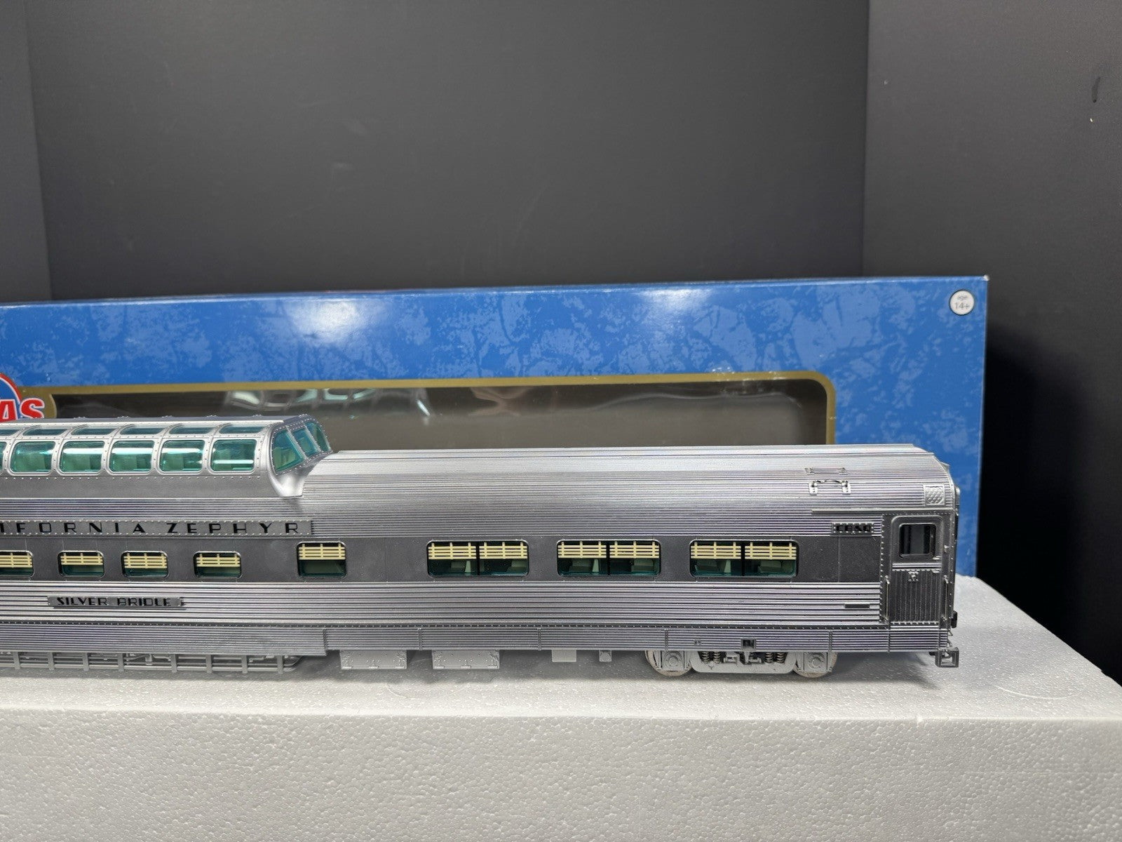 Atlas O 3002151-1 2-rail CB&Q California Zephyr 21" dome chair car #4716 LNIB3