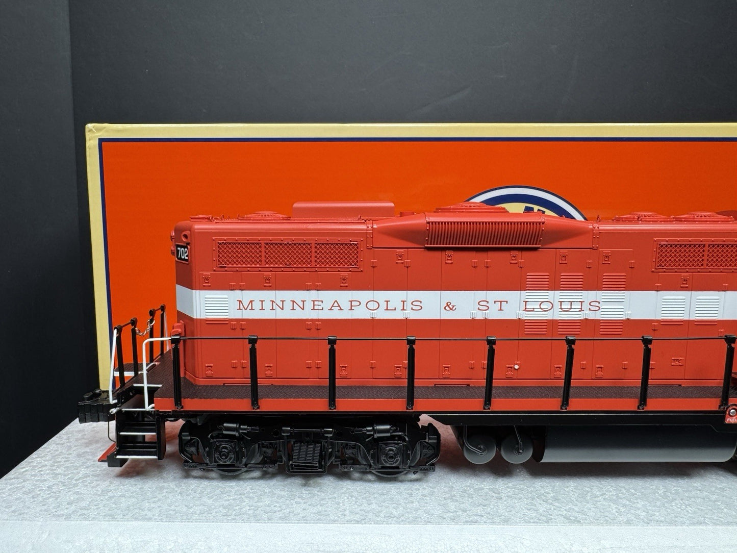 Lionel LEGACY 2433381 Minneapolis & St Louis GP9 diesel engine #702 LNIB7