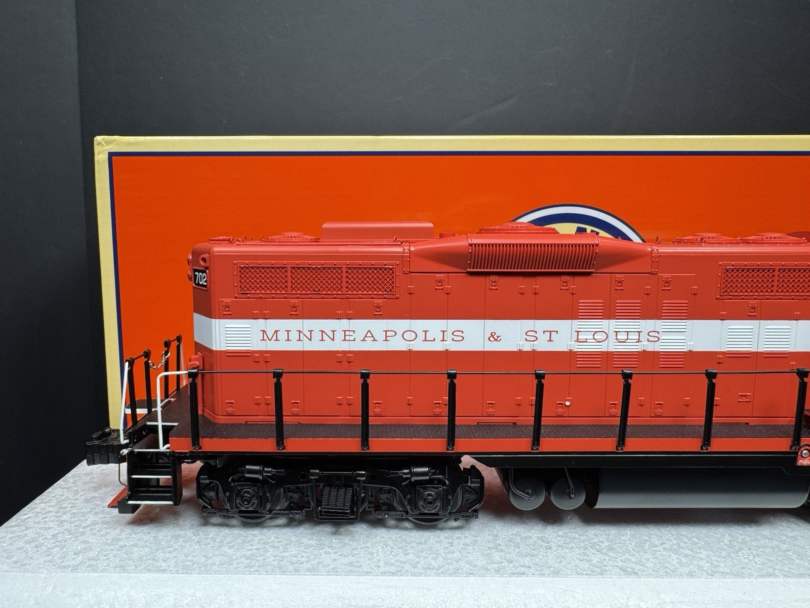 Lionel LEGACY 2433381 Minneapolis & St Louis GP9 diesel engine #702 LNIB7