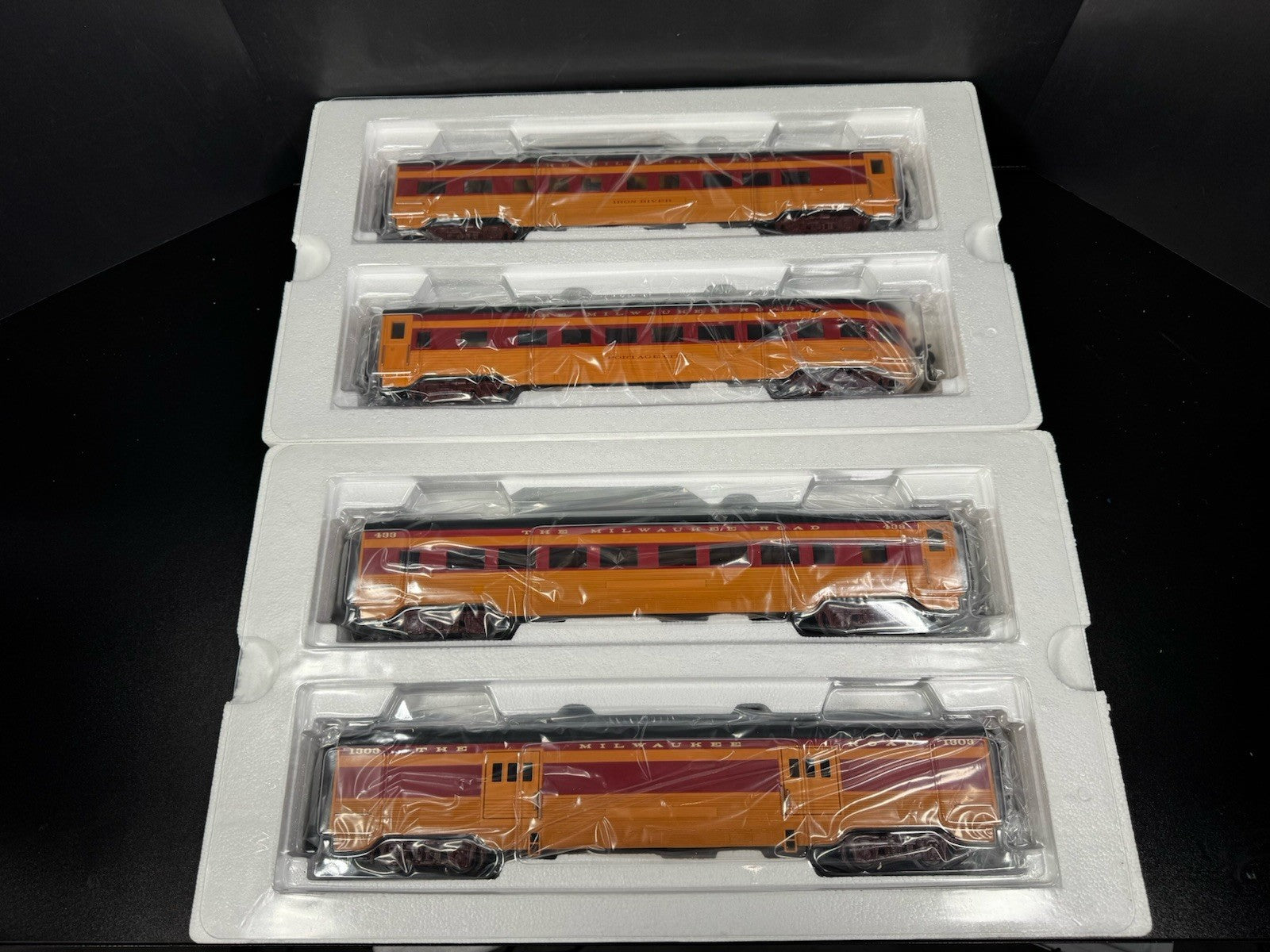 MTH RailKing 30-67859 Milwaukee Road 60’ streamlined passenger 4-car set LNIB1