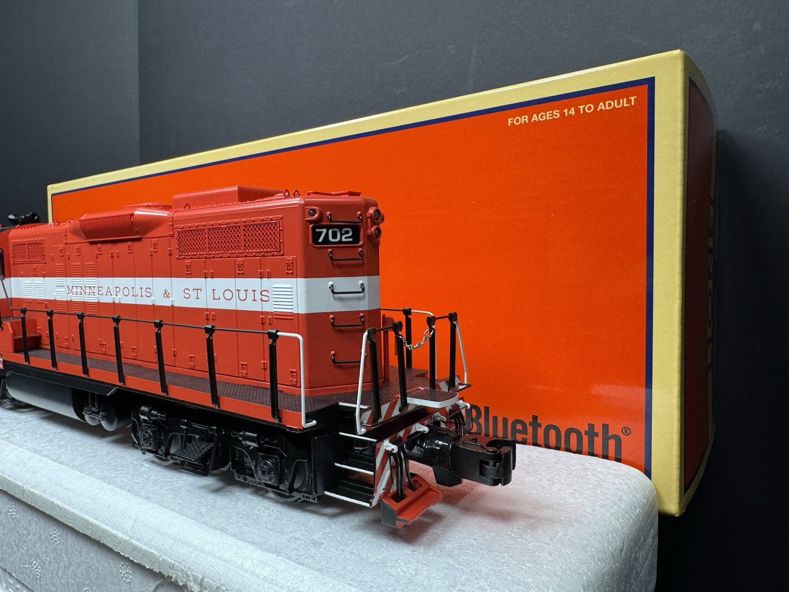 Lionel LEGACY 2433381 Minneapolis & St Louis GP9 diesel engine #702 LNIB4