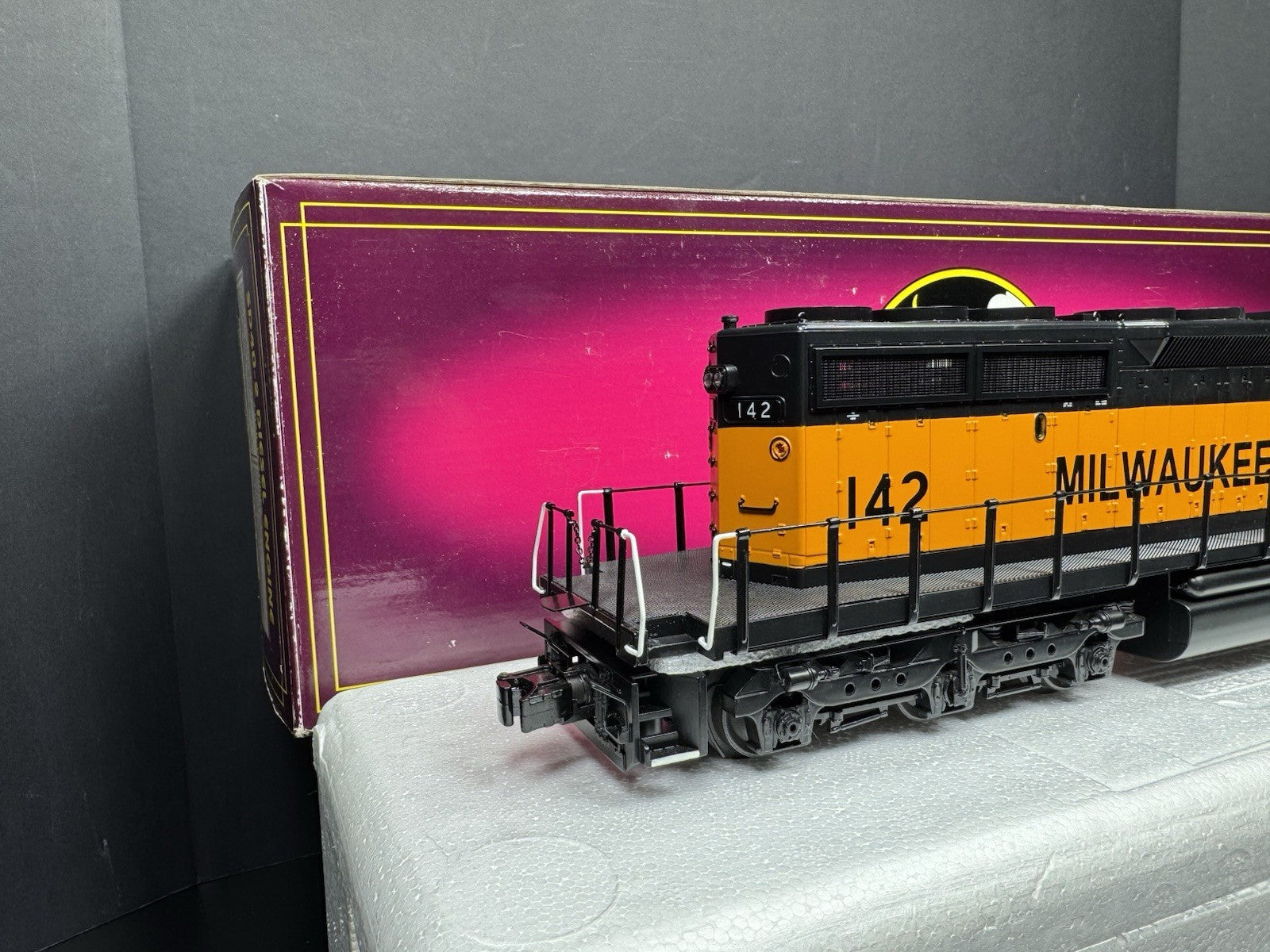 MTH 20-2668-1 Milwaukee Road SD40-2 diesel engine #142 PS2 BCR LNIB6