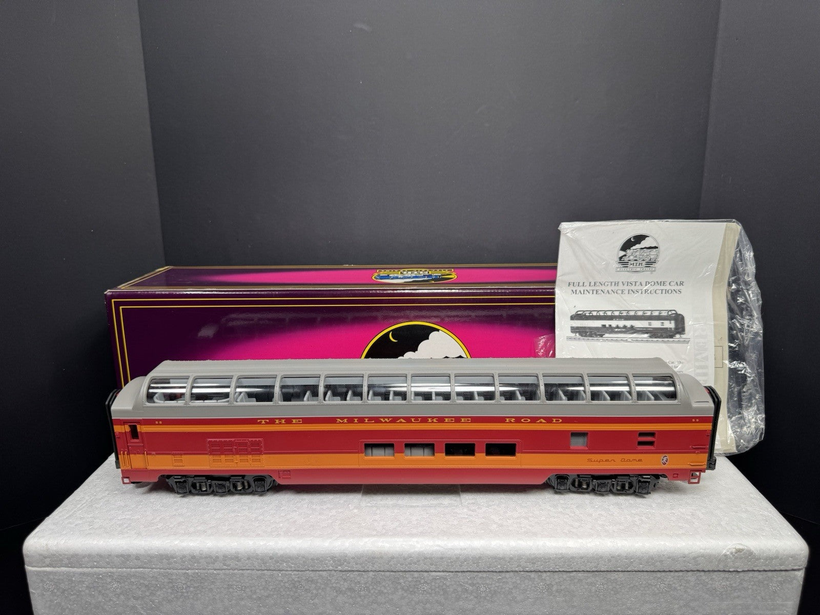 MTH 20-6772 Milwaukee Road 70' full-length vista dome passenger car LNIB0