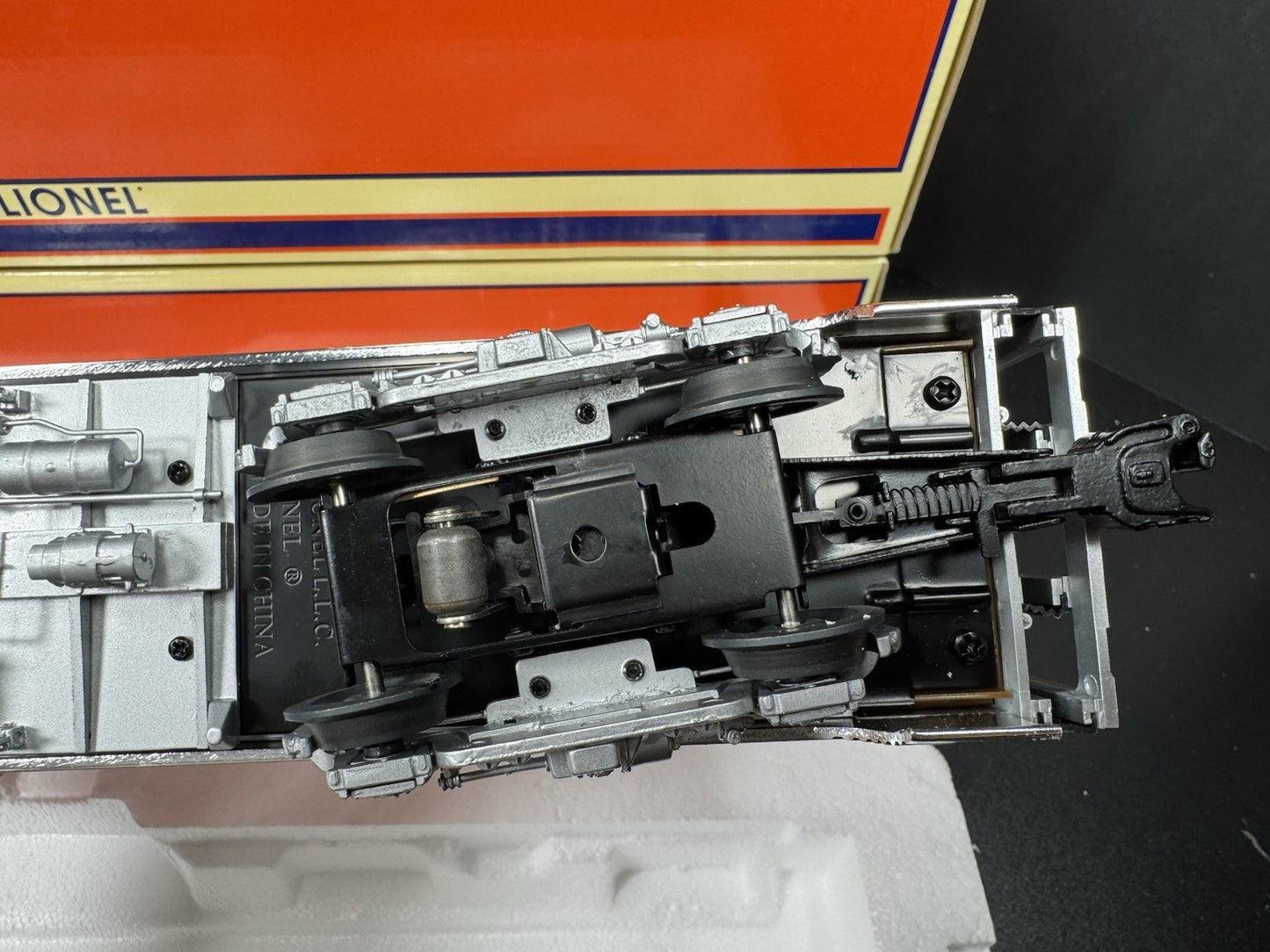 Lionel 6-81975  Southern Pacific SP 18" aluminum passenger 2-car set LNIB5