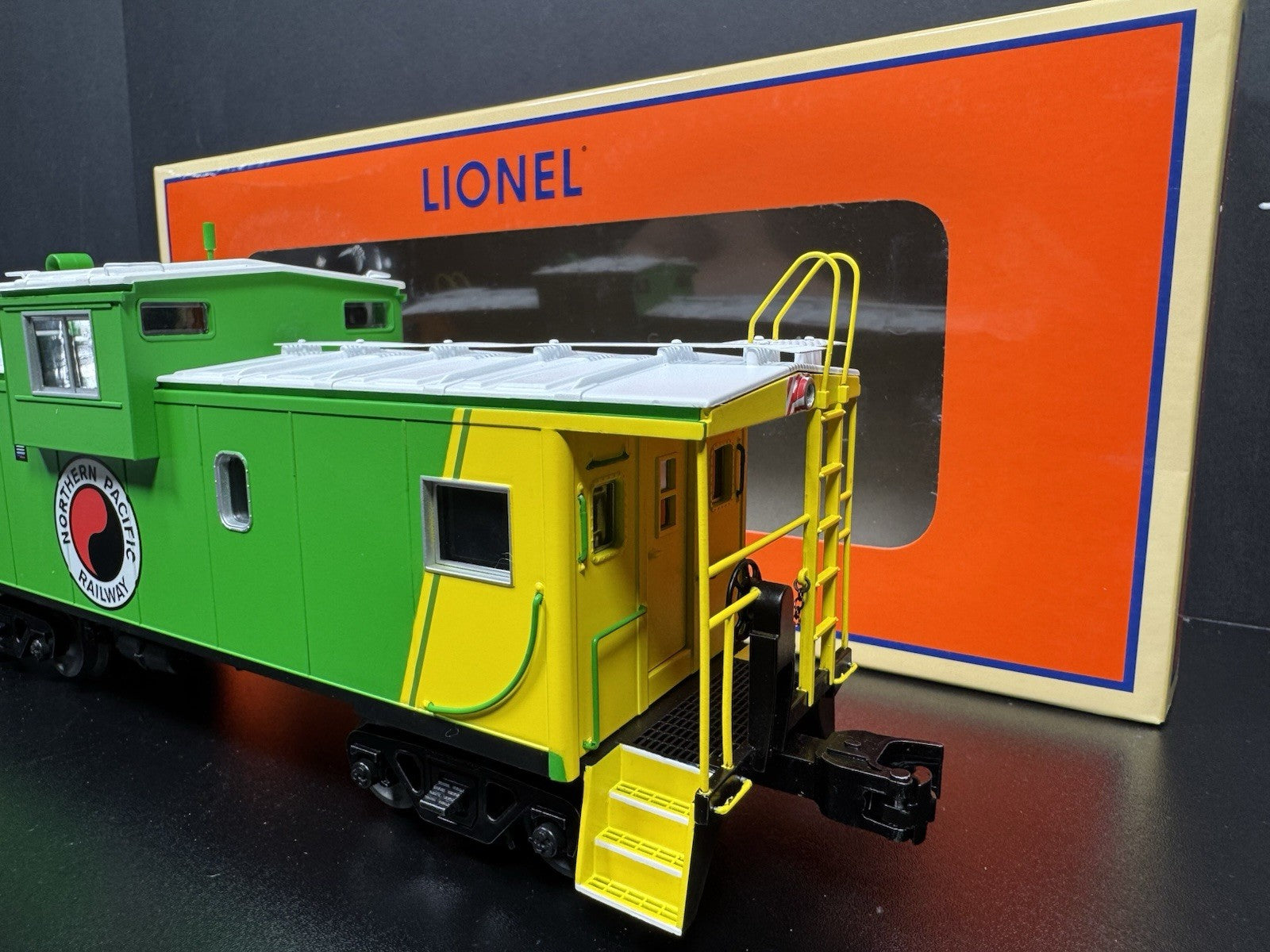 Lionel 2226170 Northern Pacific NP CupolaCam caboose #10401 LNIB3