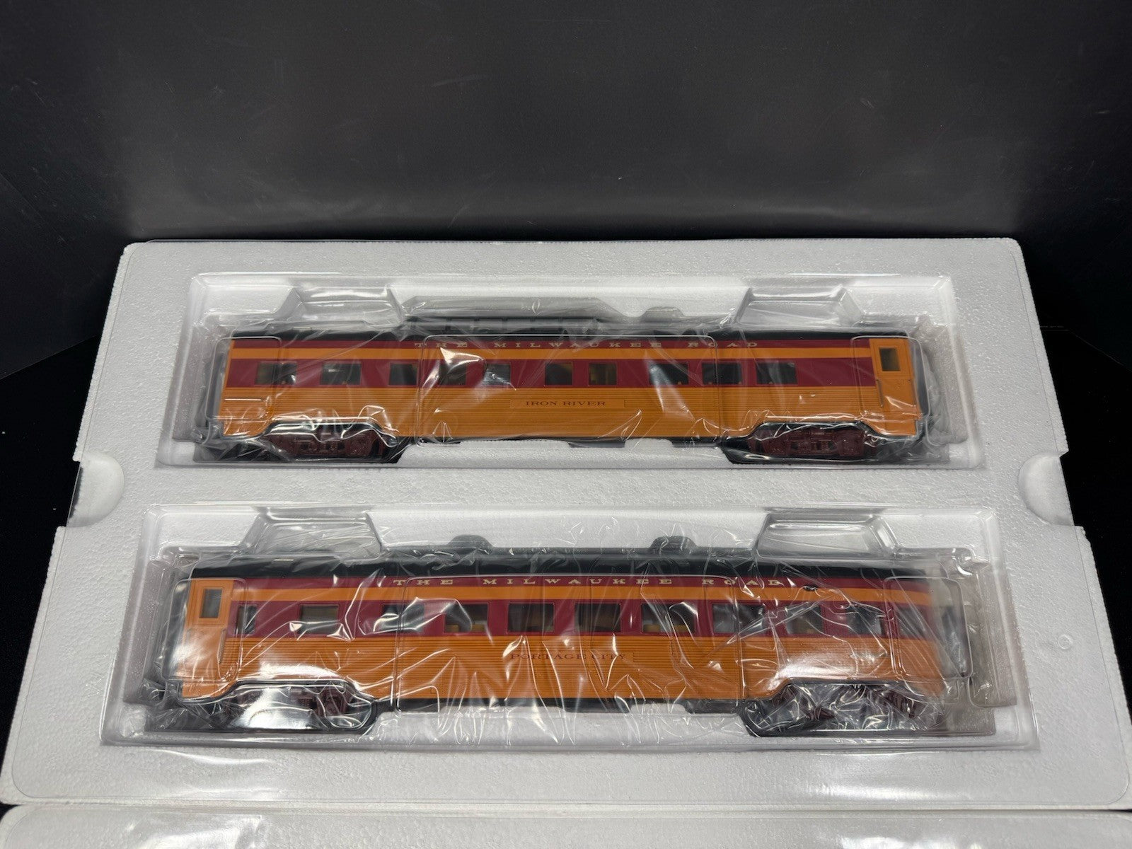 MTH RailKing 30-67859 Milwaukee Road 60’ streamlined passenger 4-car set LNIB2