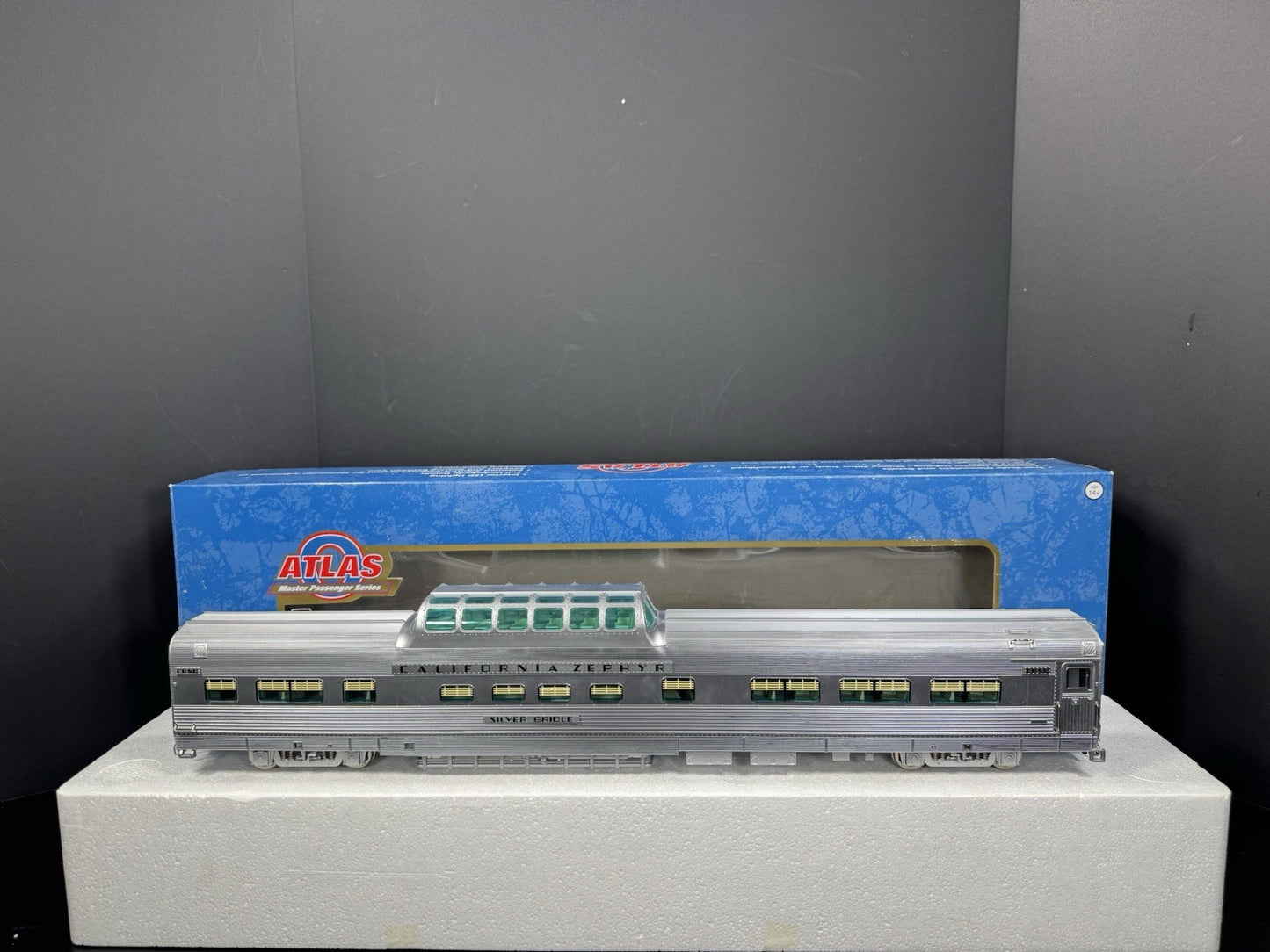 Atlas O 3002151-1 2-rail CB&Q California Zephyr 21" dome chair car #4716 LNIB0