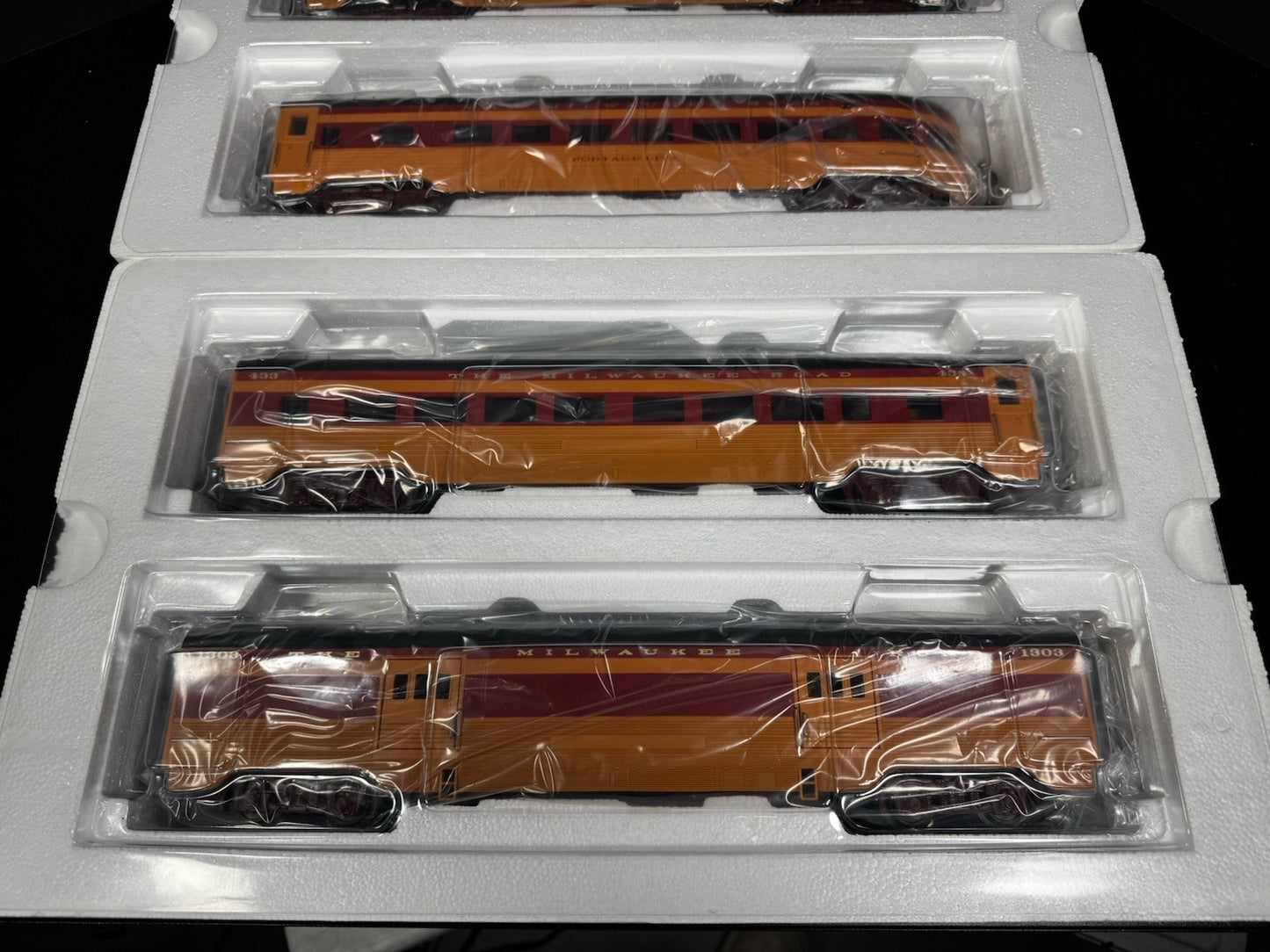 MTH RailKing 30-67859 Milwaukee Road 60’ streamlined passenger 4-car set LNIB3