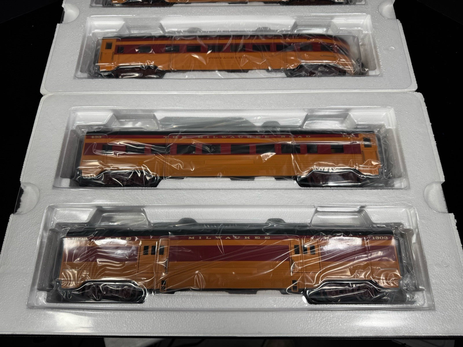 MTH RailKing 30-67859 Milwaukee Road 60’ streamlined passenger 4-car set LNIB3