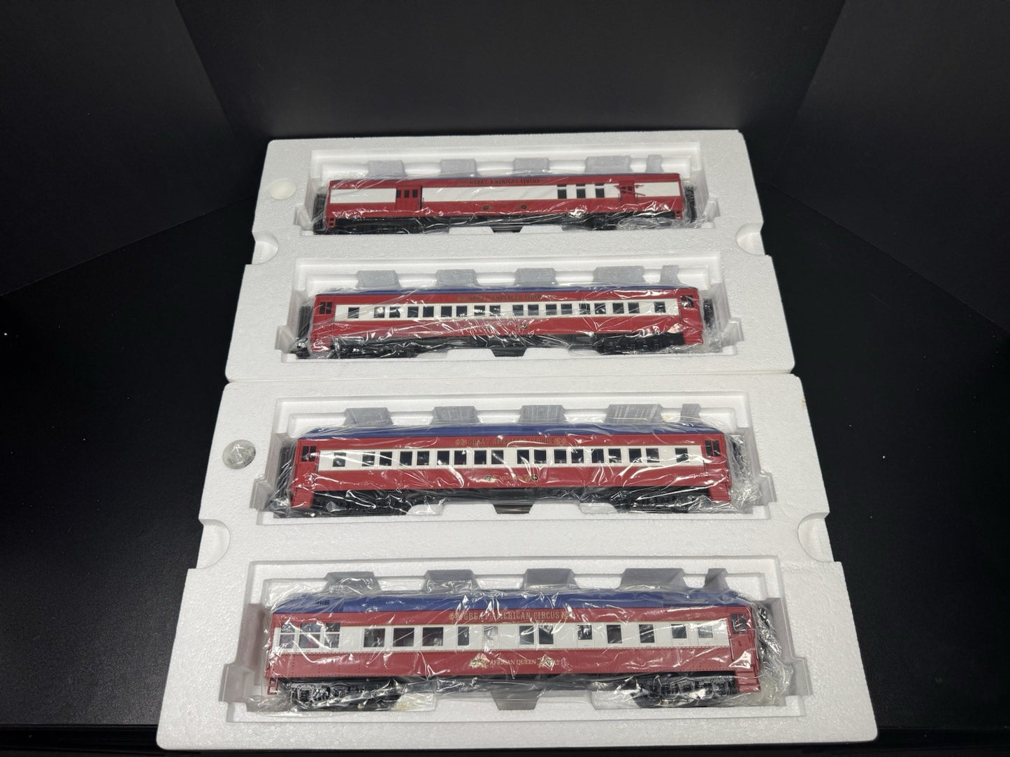 MTH RailKing 30-6940 Circus 60' Madison passenger 4-car set LNIB1