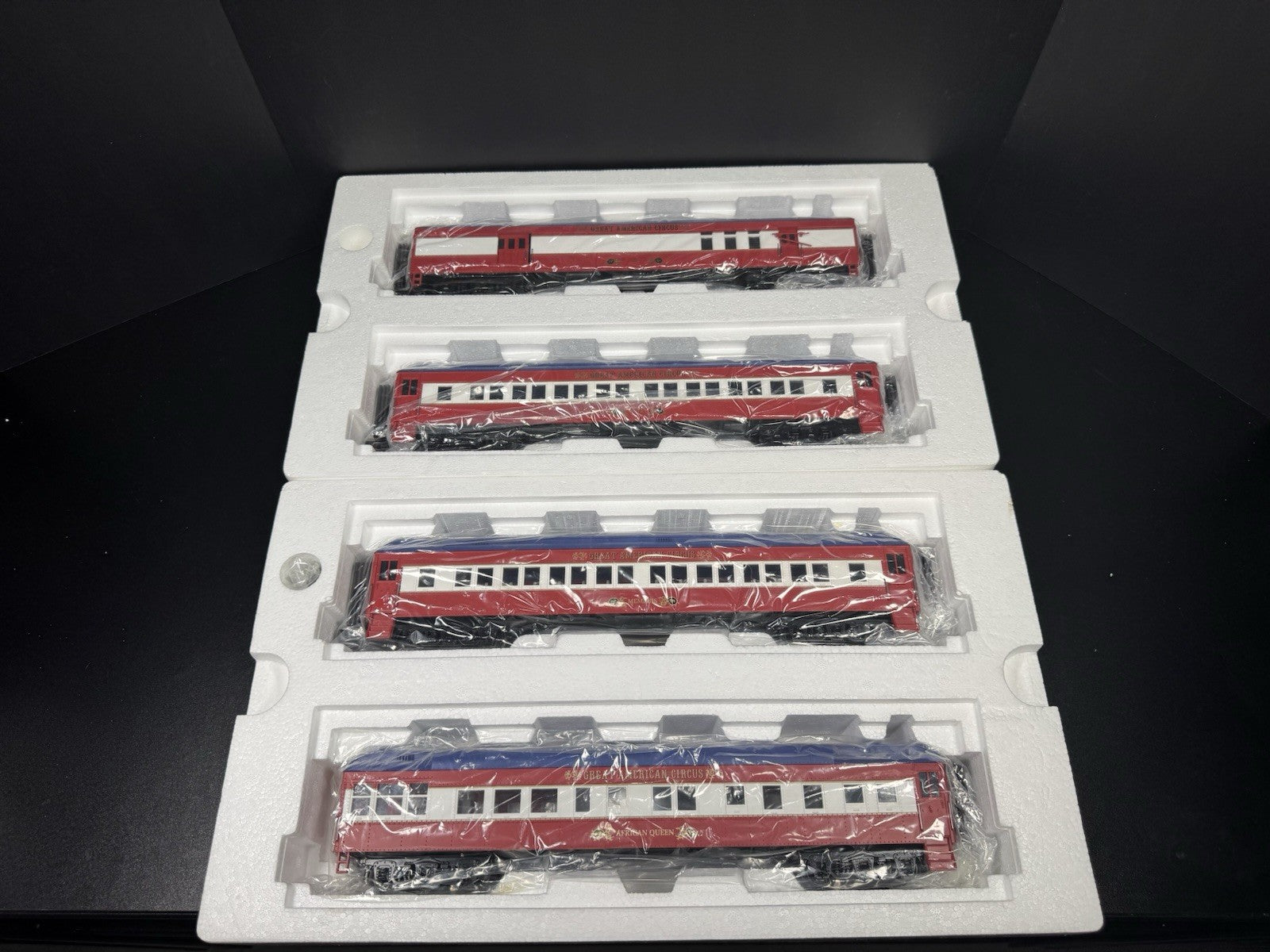MTH RailKing 30-6940 Circus 60' Madison passenger 4-car set LNIB1