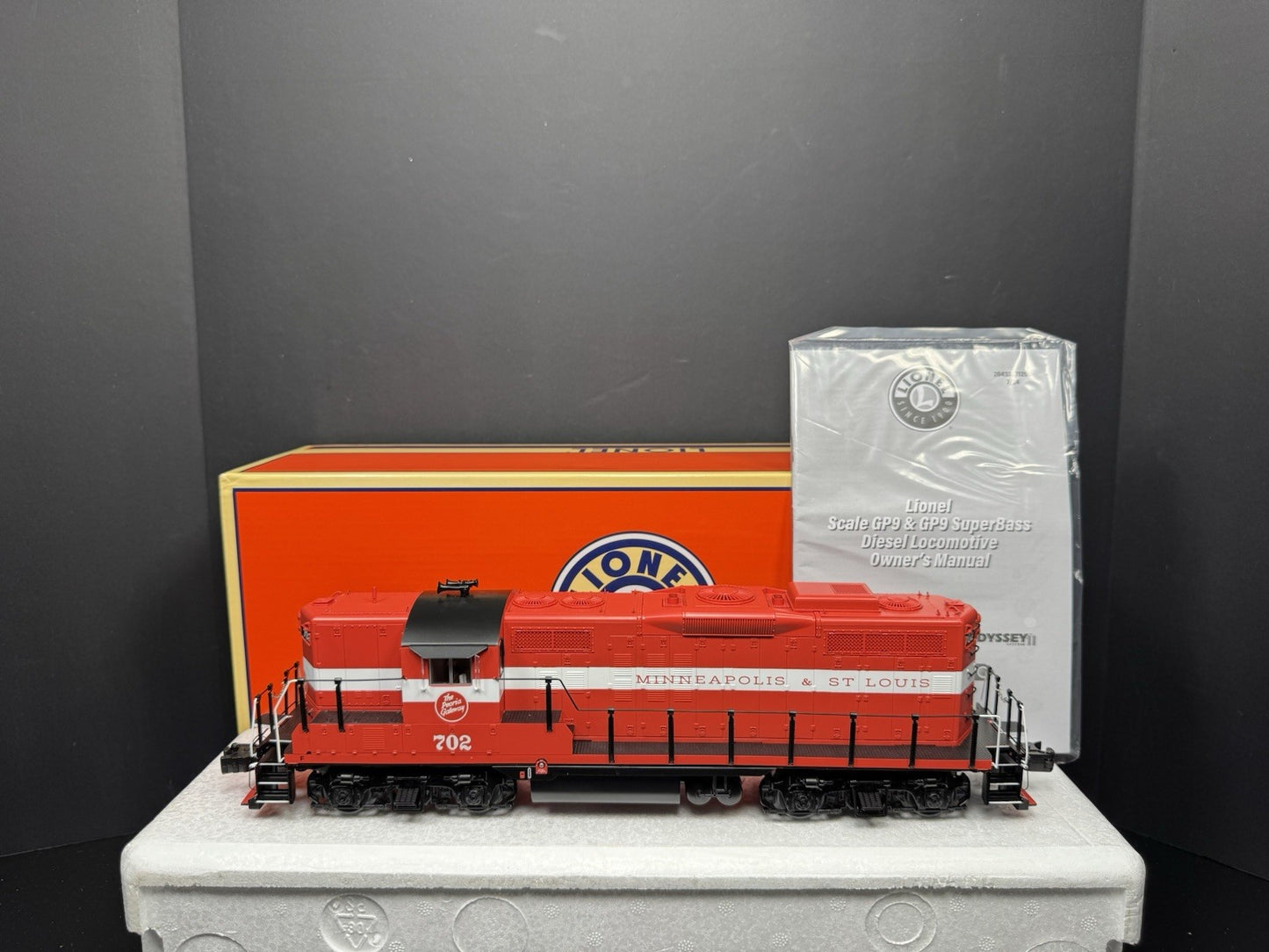 Lionel LEGACY 2433381 Minneapolis & St Louis GP9 diesel engine #702 LNIB0