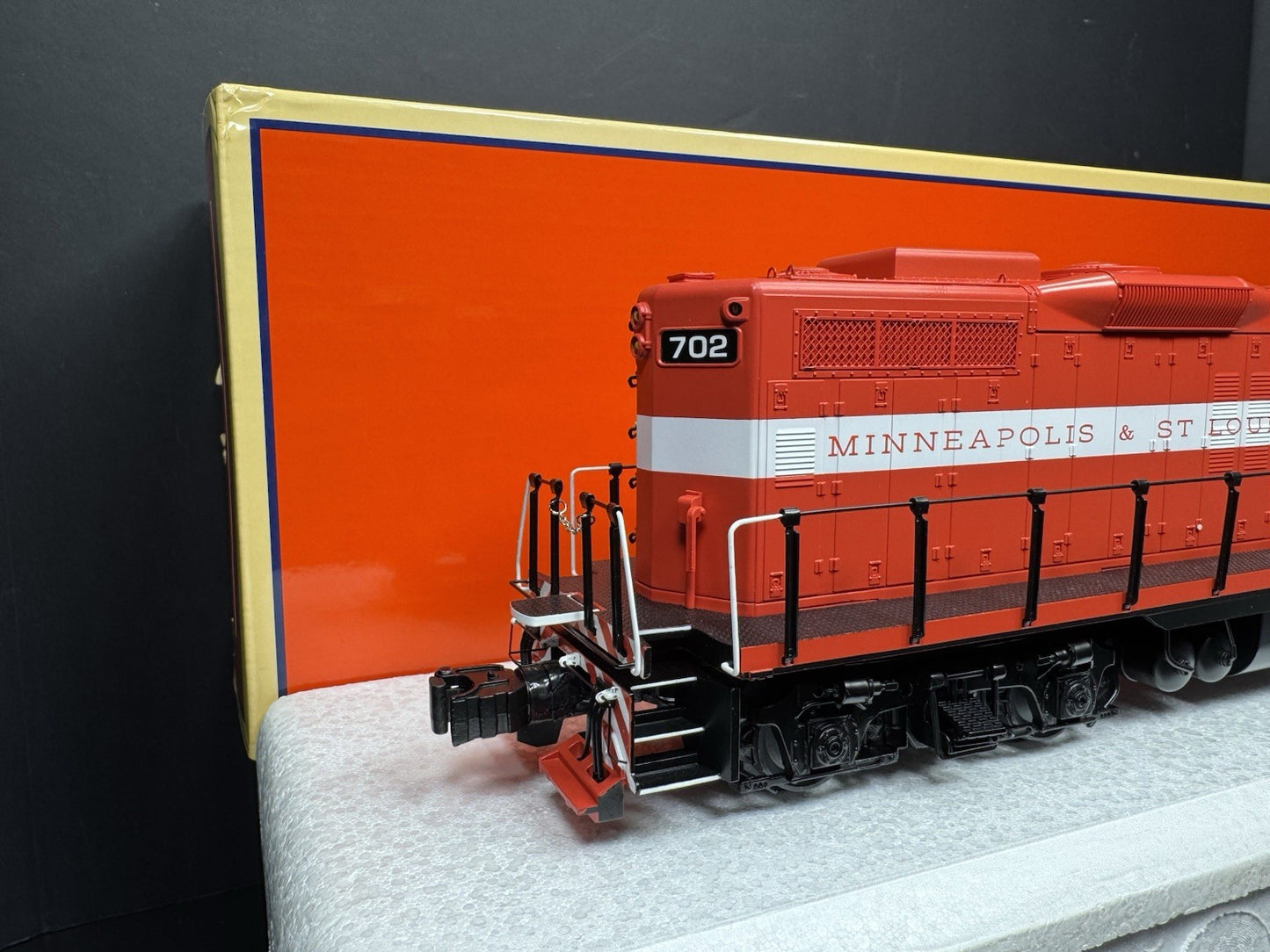 Lionel LEGACY 2433381 Minneapolis & St Louis GP9 diesel engine #702 LNIB6