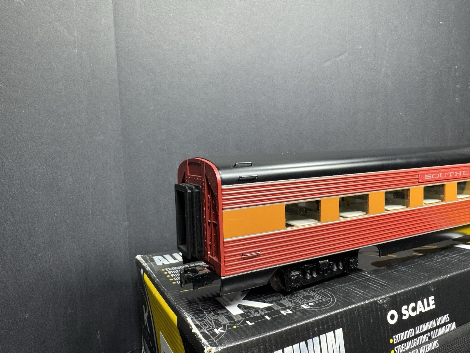 K-Line K4688-41040 Southern Pacific 21" aluminum coffee lounge car #10400 LNIB6