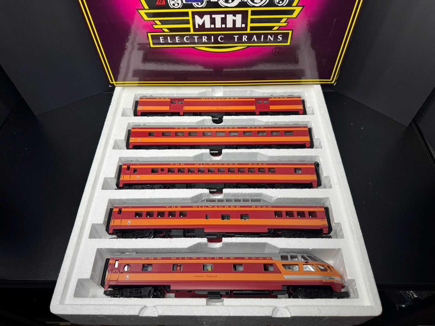 MTH 20-6552 Milwaukee Road Hiawatha 70' streamlined passenger 5-car set LNIB0