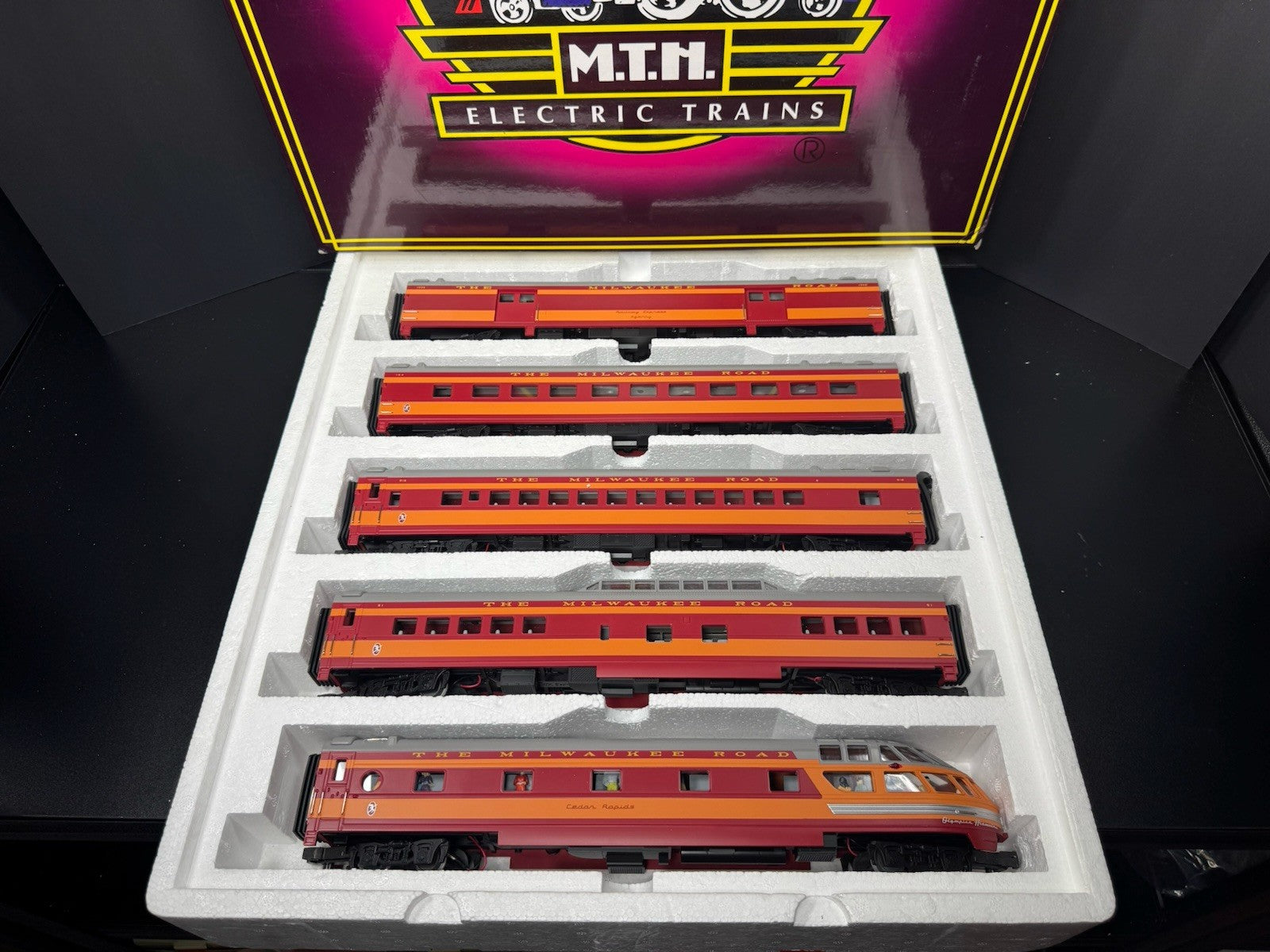 MTH 20-6552 Milwaukee Road Hiawatha 70' streamlined passenger 5-car set LNIB0