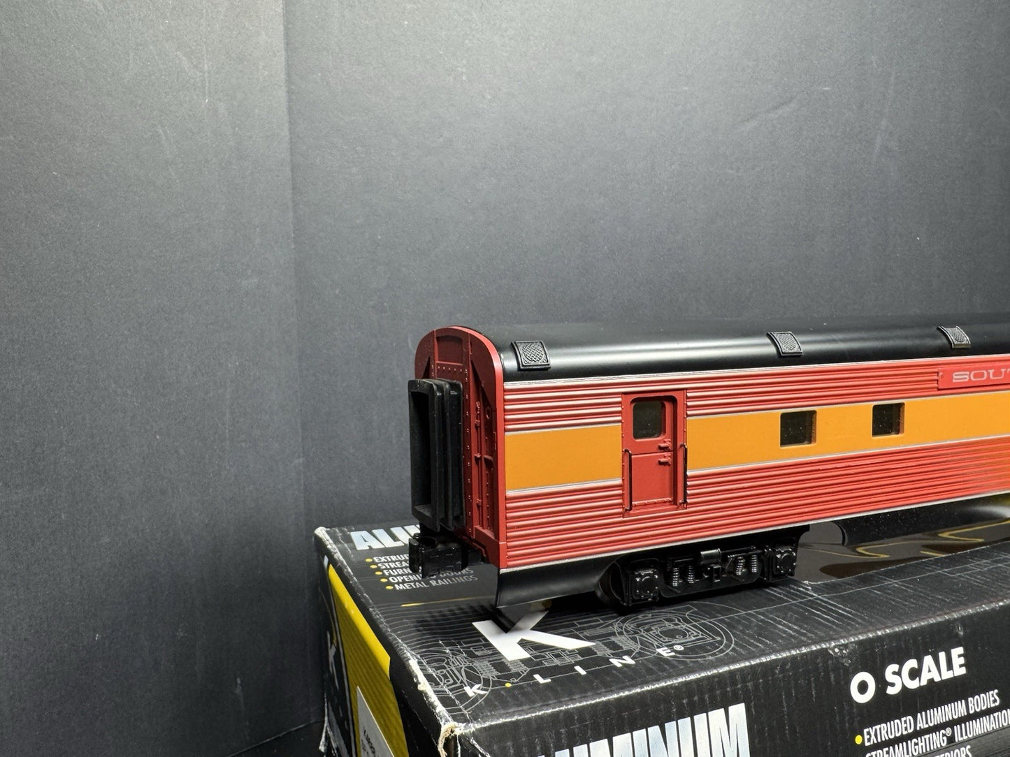 K-Line K4688-41040 Southern Pacific 21" aluminum coffee lounge car #10400 LNIB1