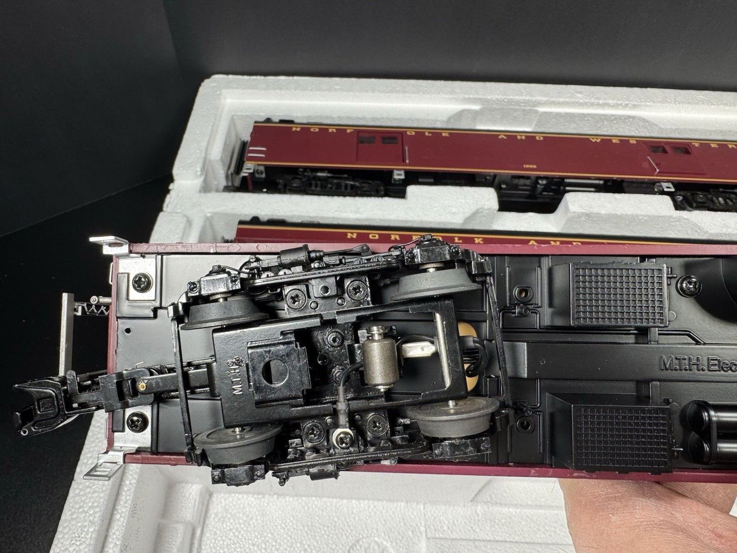MTH 20-64173 Norfolk & Western N&W 70' streamlined passenger 4-car set LNIB5
