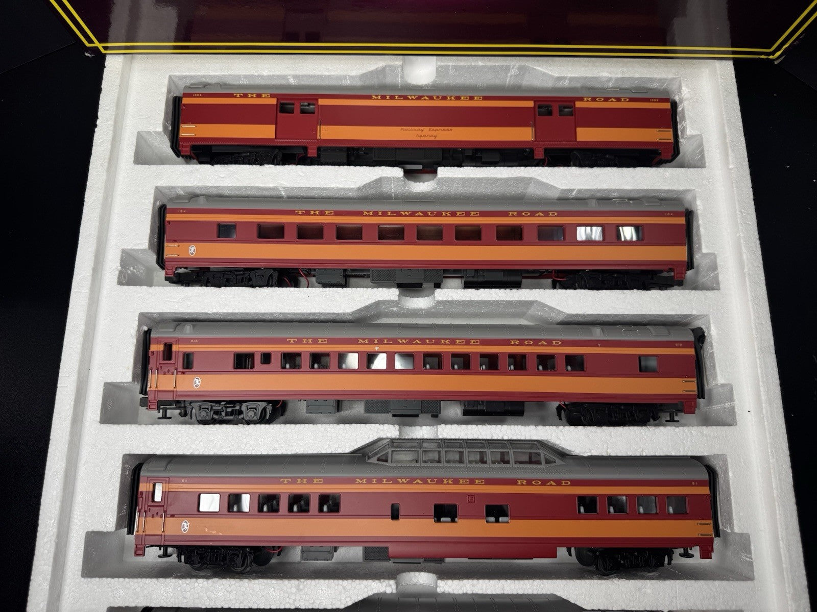 MTH 20-6552 Milwaukee Road Hiawatha 70' streamlined passenger 5-car set LNIB2