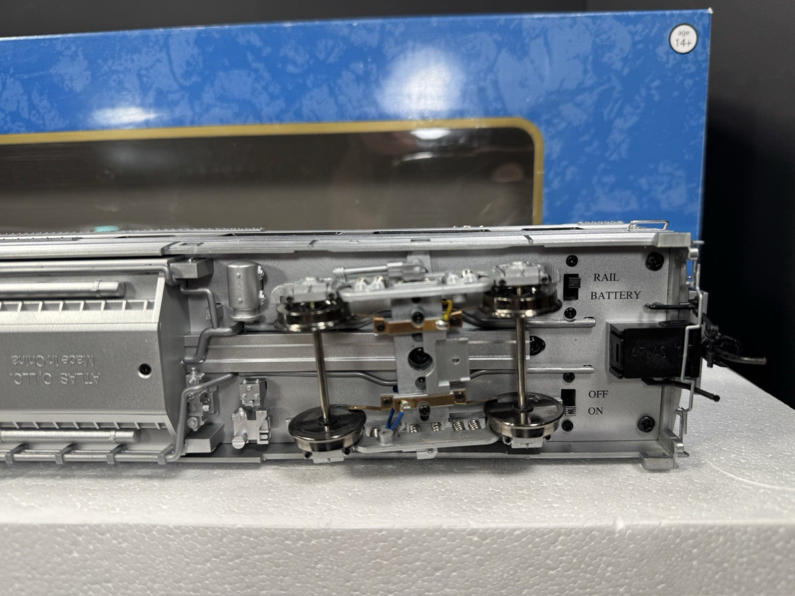 Atlas O 3002151-1 2-rail CB&Q California Zephyr 21" dome chair car #4716 LNIB12