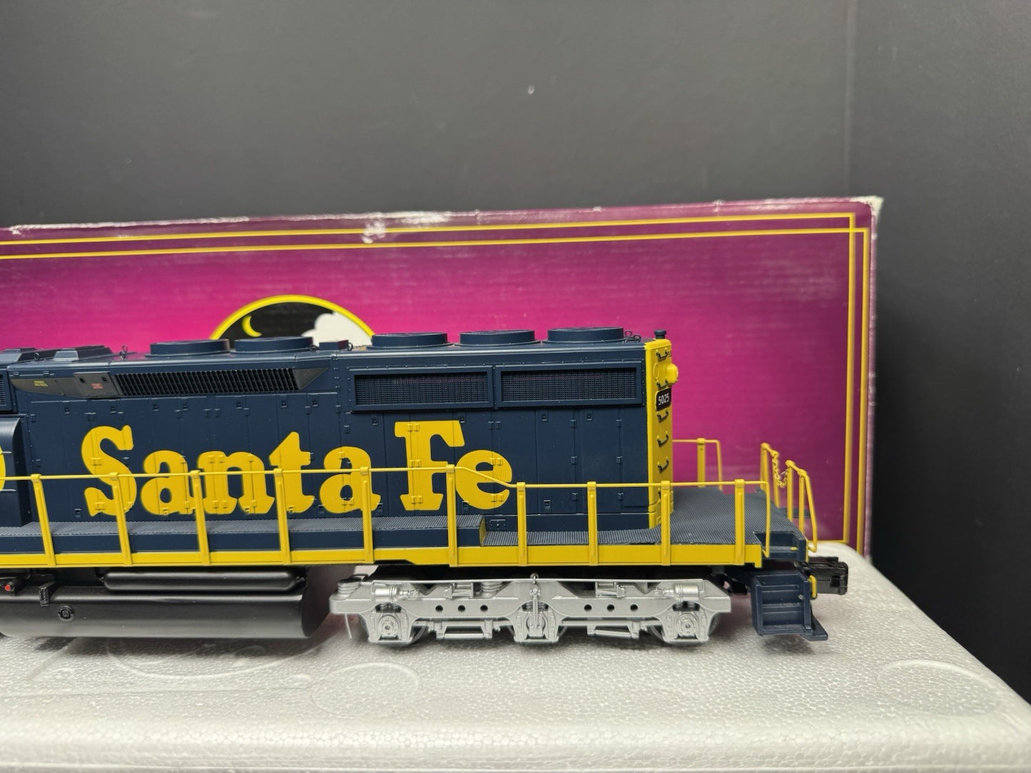 MTH 20-20245-1 Santa Fe SD40-2 diesel engine #5025 PS3 LNIB3