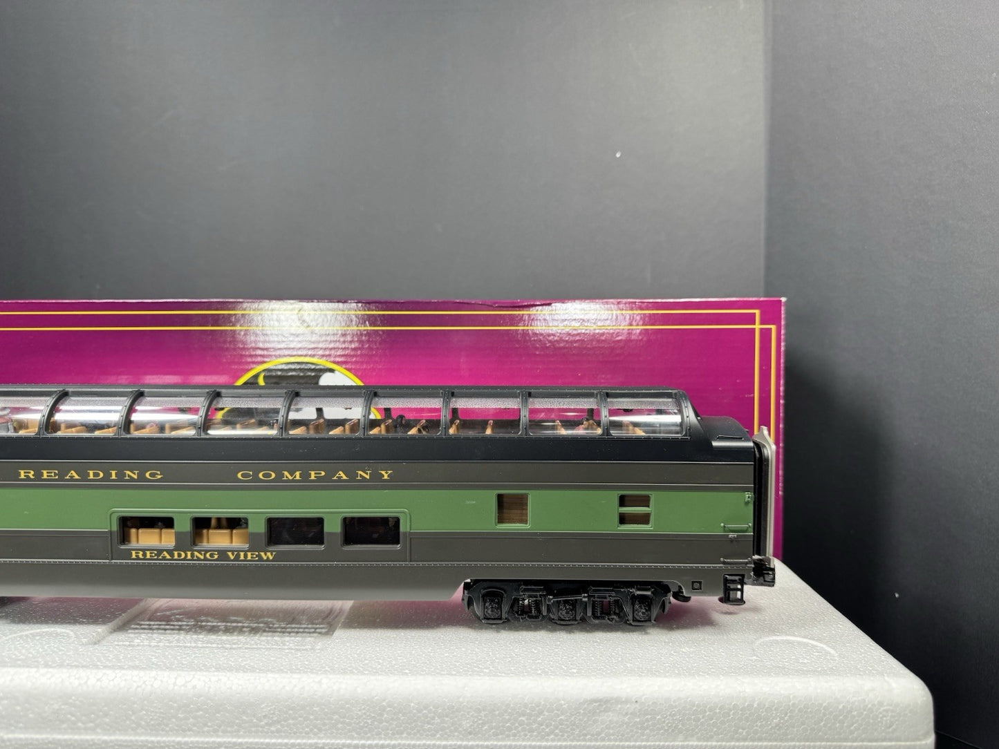 MTH 20-64211 Reading 70' streamlined full-length vista dome passenger car LNIB3