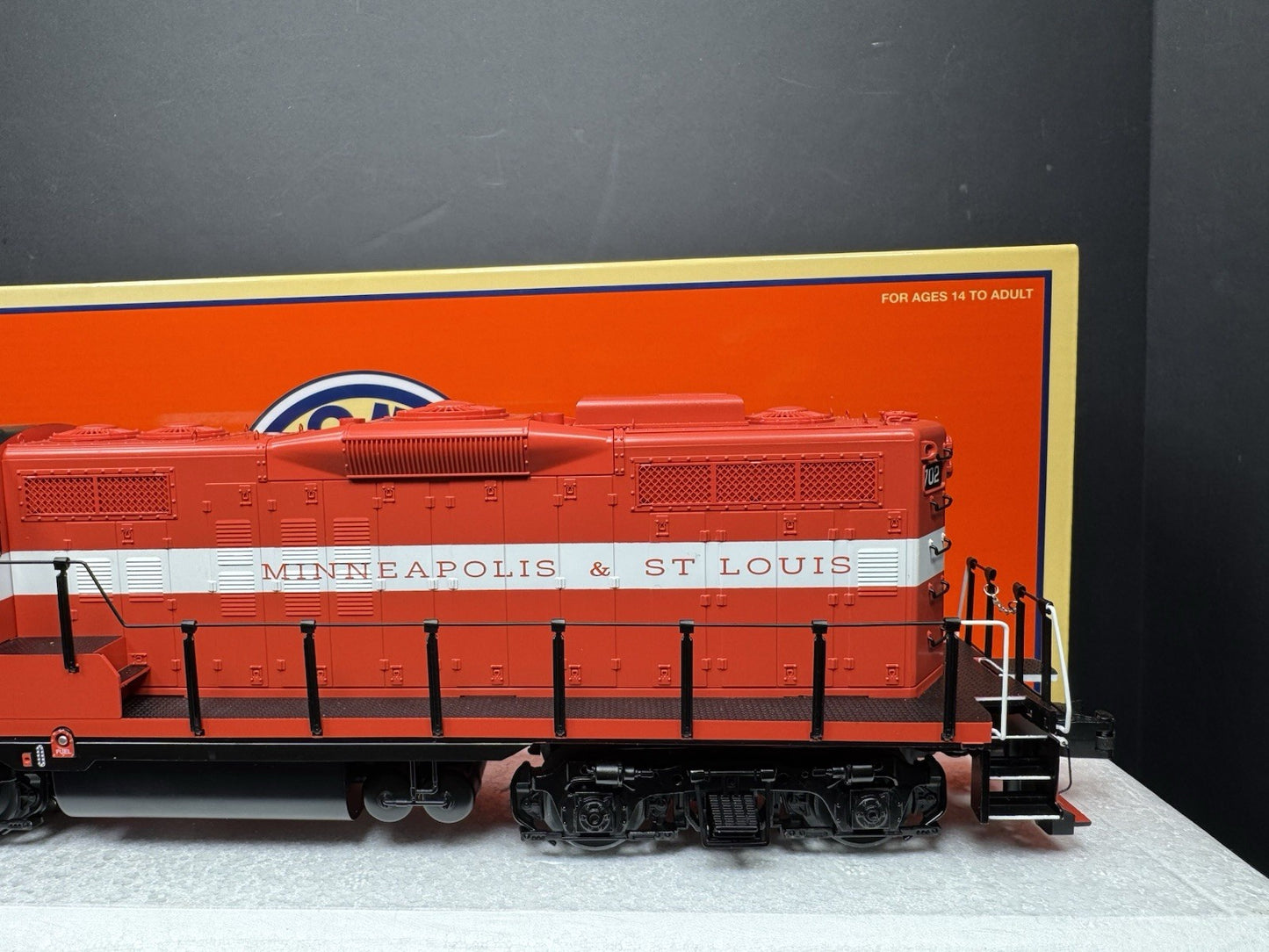 Lionel LEGACY 2433381 Minneapolis & St Louis GP9 diesel engine #702 LNIB3
