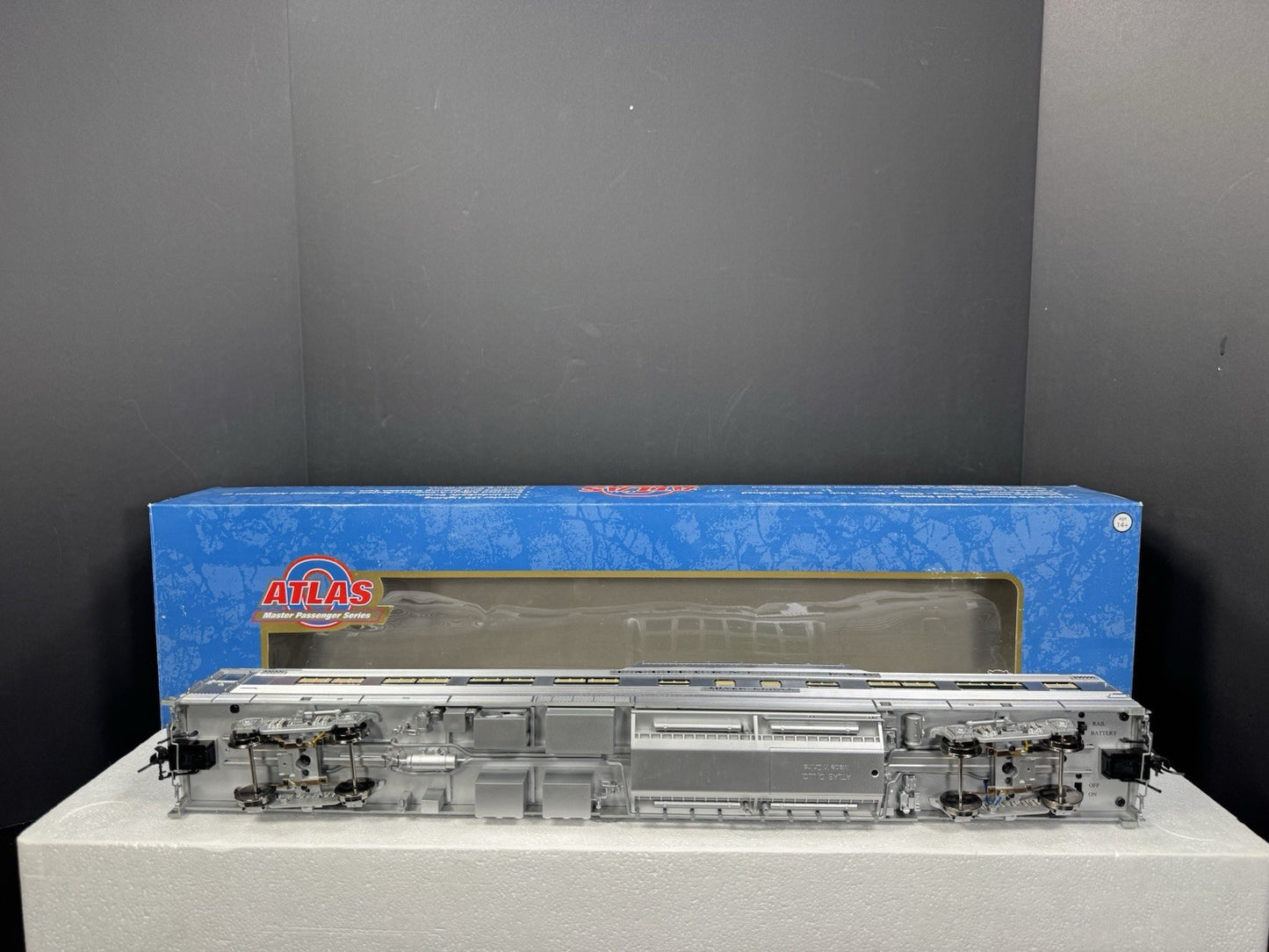 Atlas O 3002151-1 2-rail CB&Q California Zephyr 21" dome chair car #4716 LNIB10