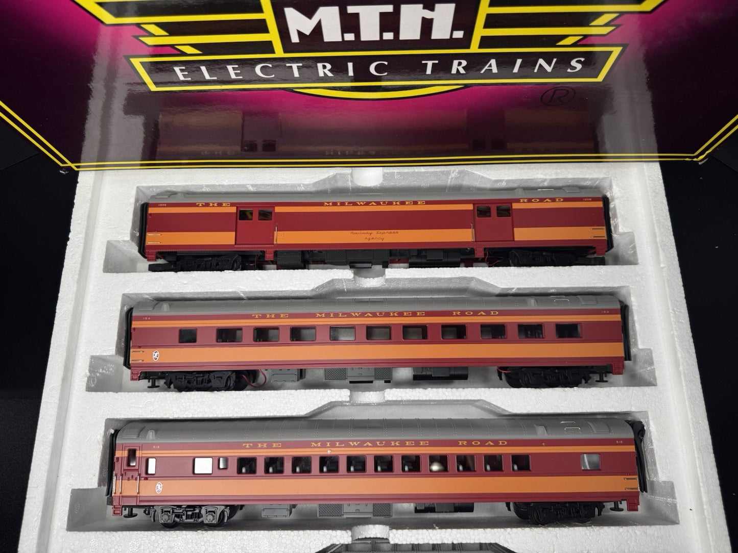 MTH 20-6552 Milwaukee Road Hiawatha 70' streamlined passenger 5-car set LNIB1