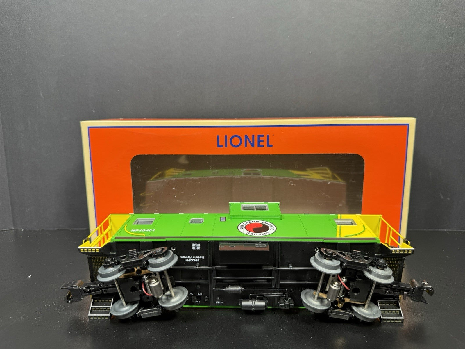 Lionel 2226170 Northern Pacific NP CupolaCam caboose #10401 LNIB8