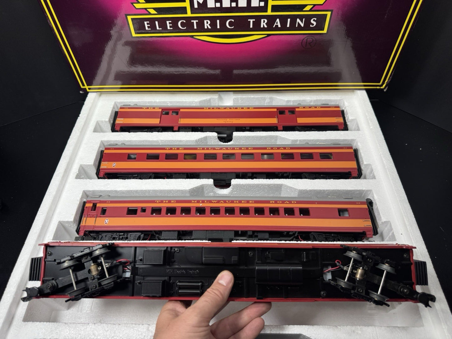 MTH 20-6552 Milwaukee Road Hiawatha 70' streamlined passenger 5-car set LNIB5