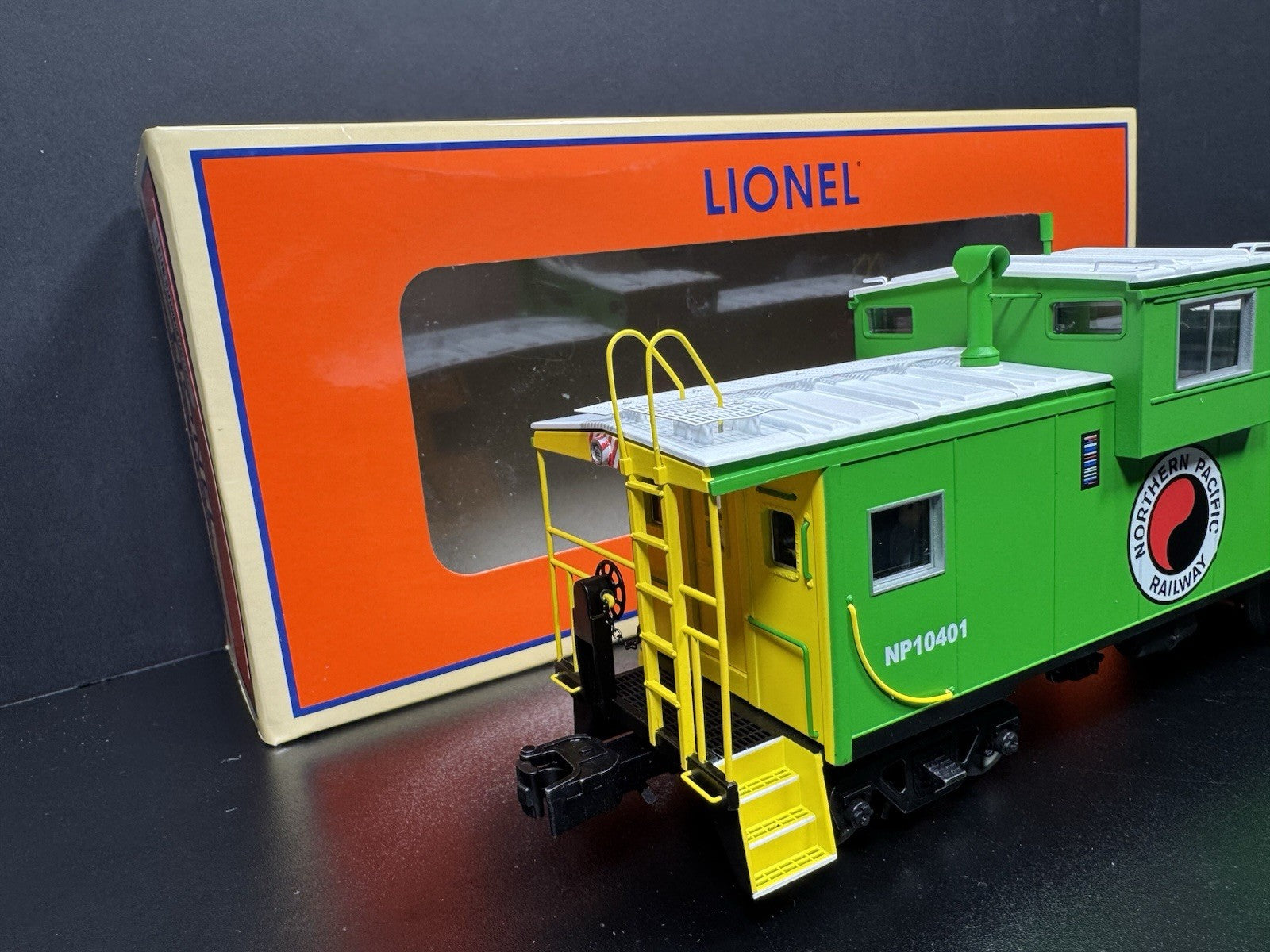Lionel 2226170 Northern Pacific NP CupolaCam caboose #10401 LNIB1