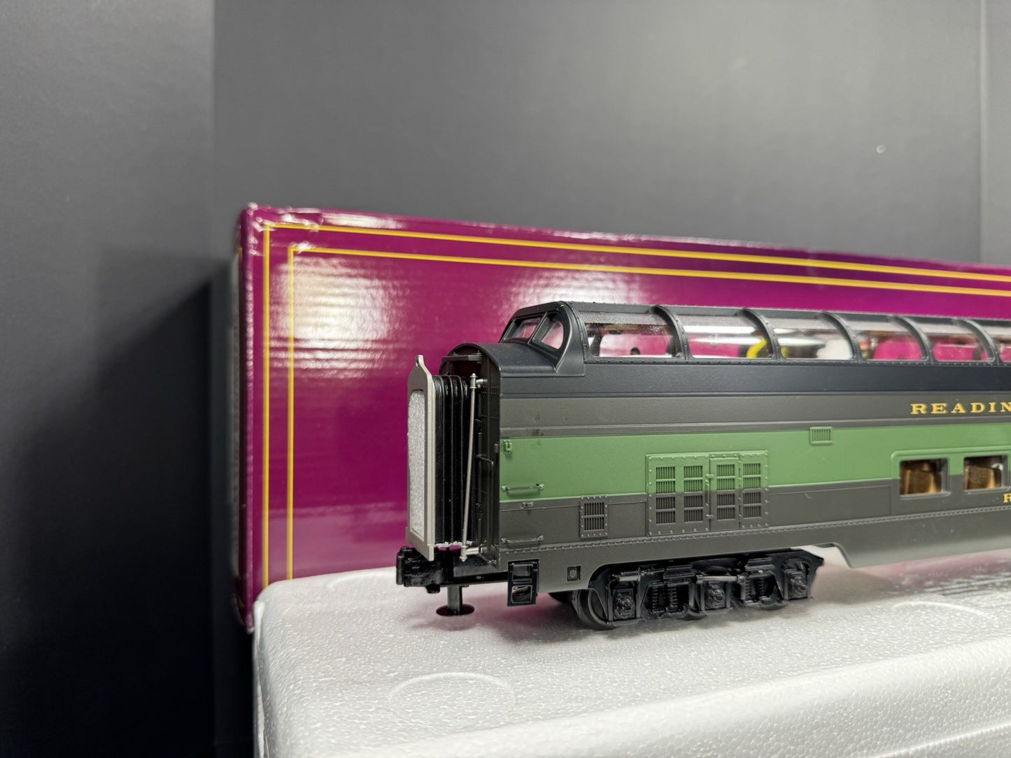 MTH 20-64211 Reading 70' streamlined full-length vista dome passenger car LNIB6