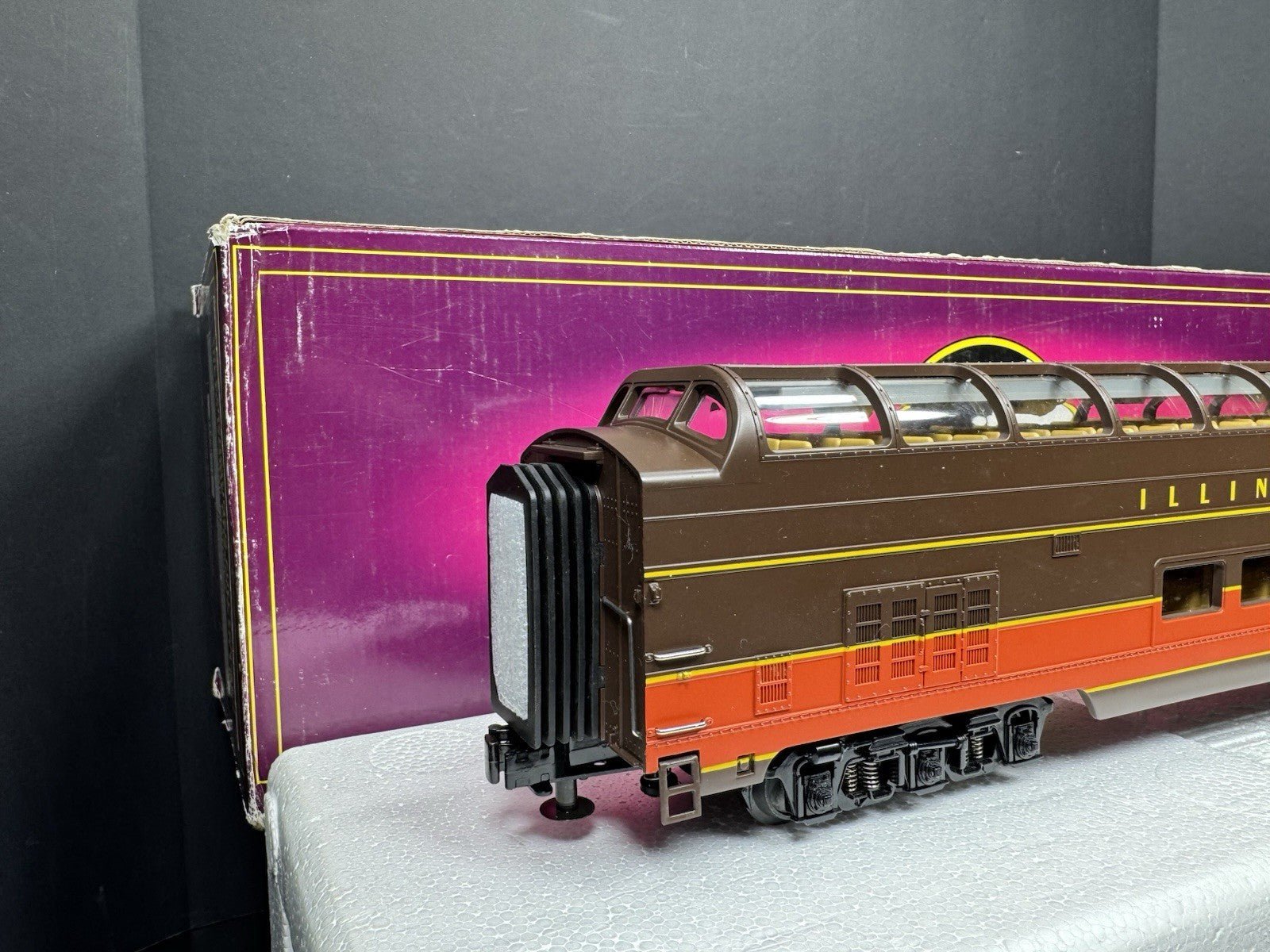 MTH 20-67033 Illinois Central IC 70' full-length vista dome passenger car LNIB1