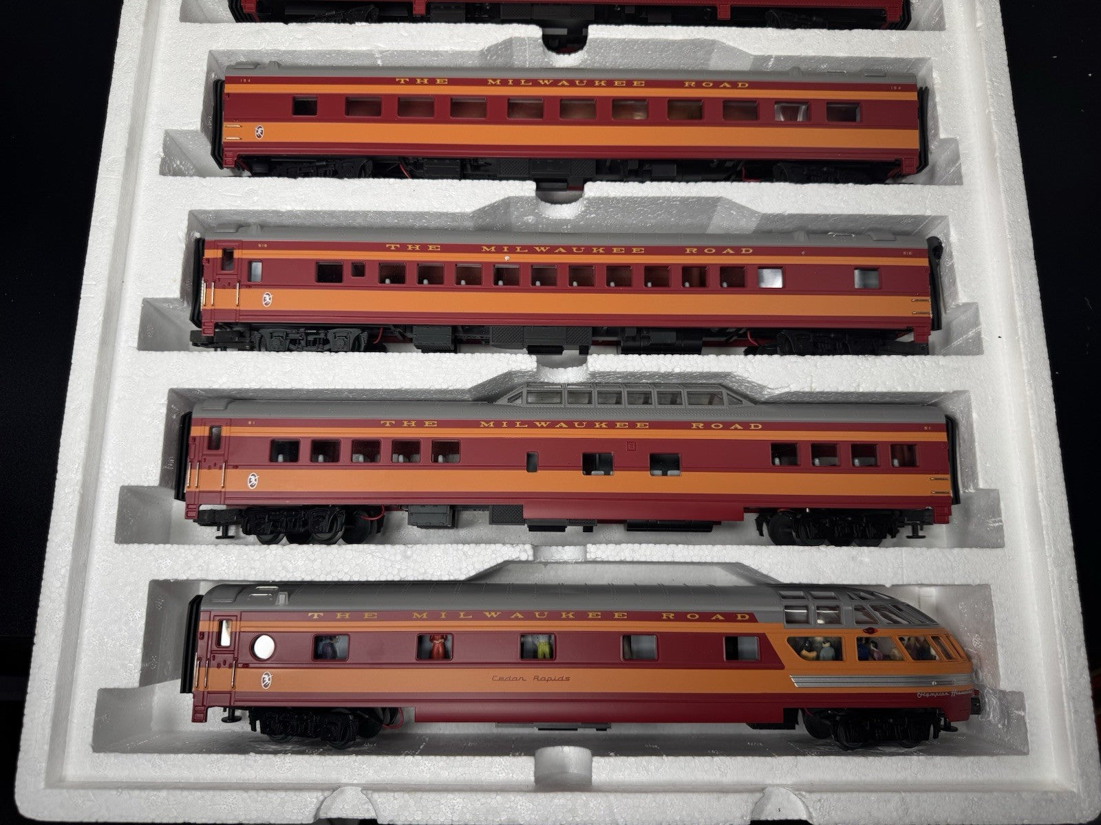 MTH 20-6552 Milwaukee Road Hiawatha 70' streamlined passenger 5-car set LNIB3