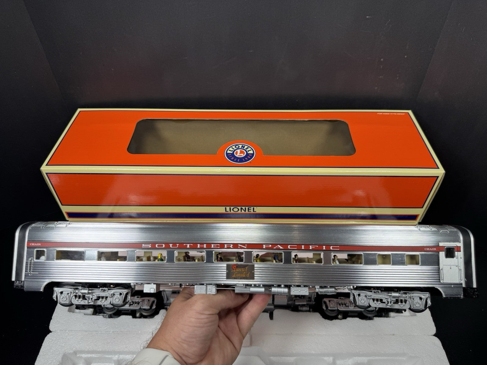 Lionel 6-81975  Southern Pacific SP 18" aluminum passenger 2-car set LNIB2