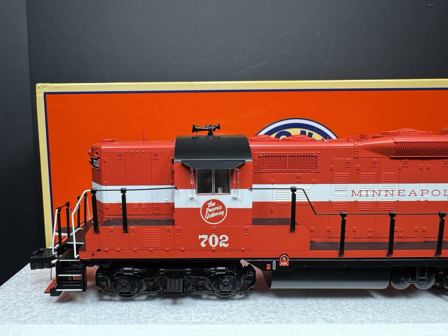 Lionel LEGACY 2433381 Minneapolis & St Louis GP9 diesel engine #702 LNIB2