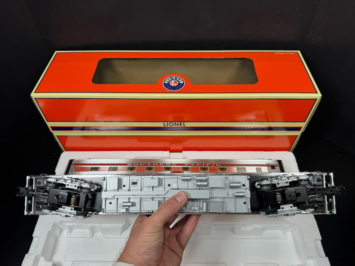 Lionel 6-81975  Southern Pacific SP 18" aluminum passenger 2-car set LNIB3