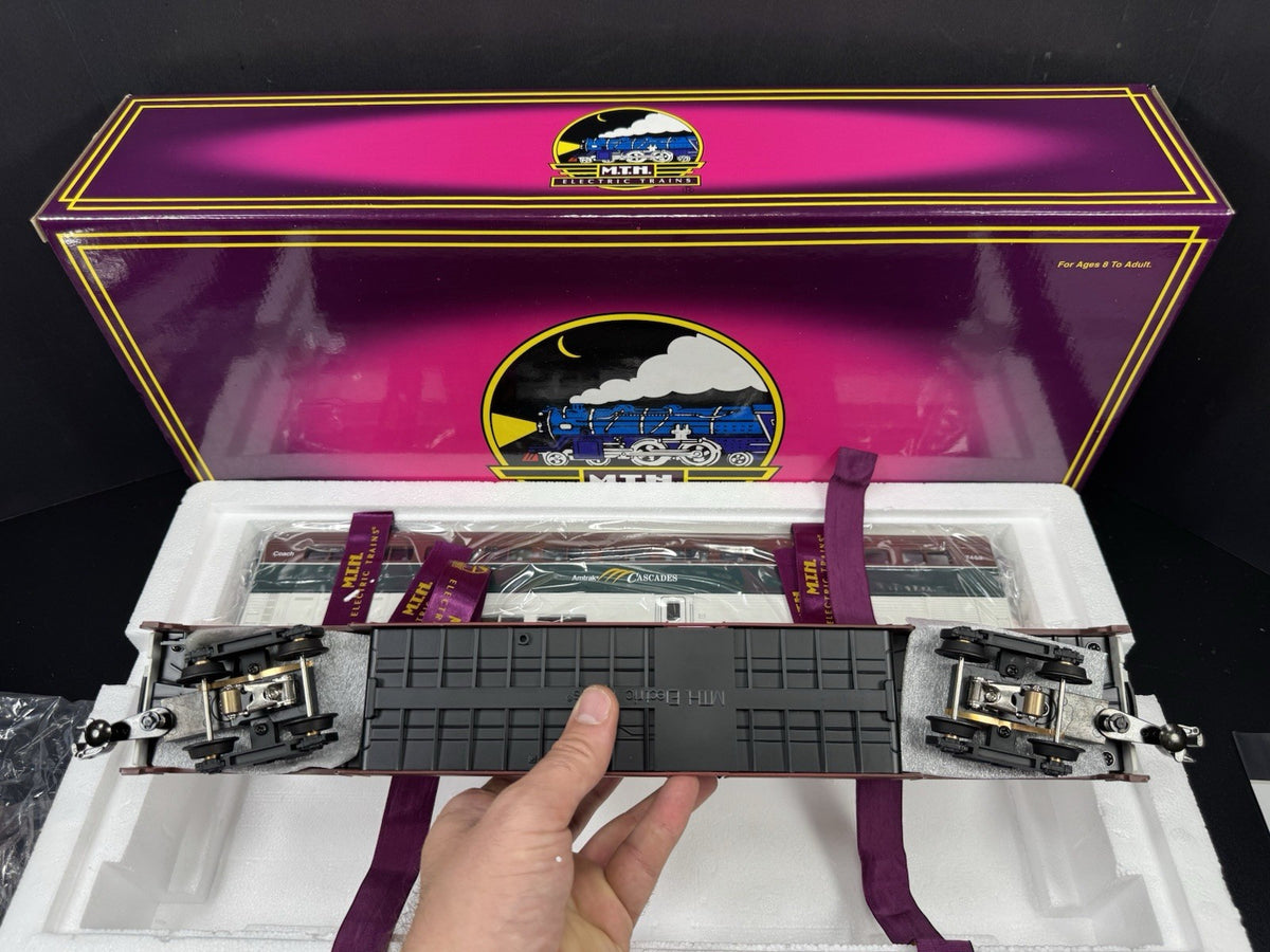 MTH 20-6678 Amtrak Northwest Cascades SuperLiner coach 2-car set NIB3