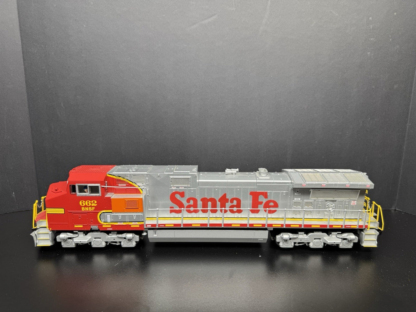 Lionel LEGACY 1933222 BNSF ATSF patch C44-9W diesel engine #662 EX5