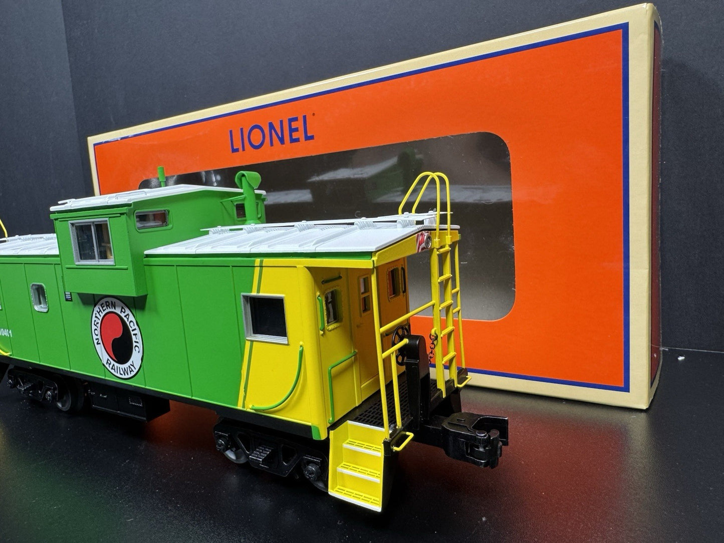 Lionel 2226170 Northern Pacific NP CupolaCam caboose #10401 LNIB7